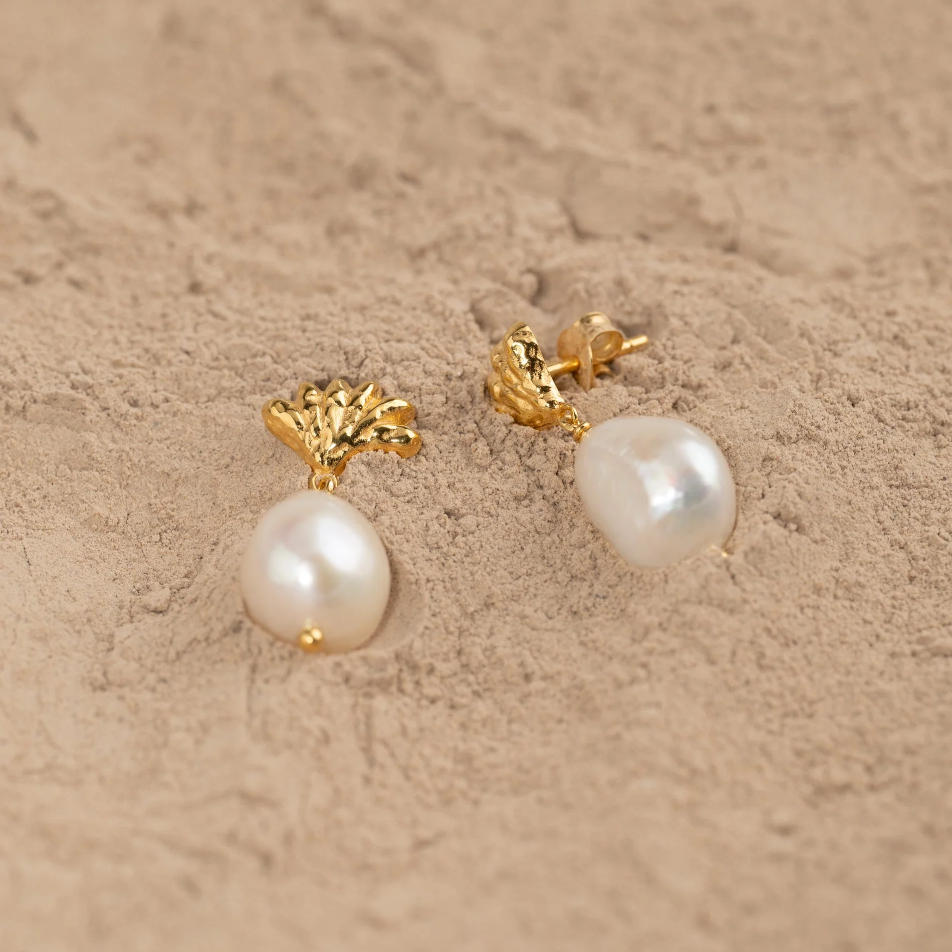 SHELLY PEARL GOLDEN EARRING - Image 3