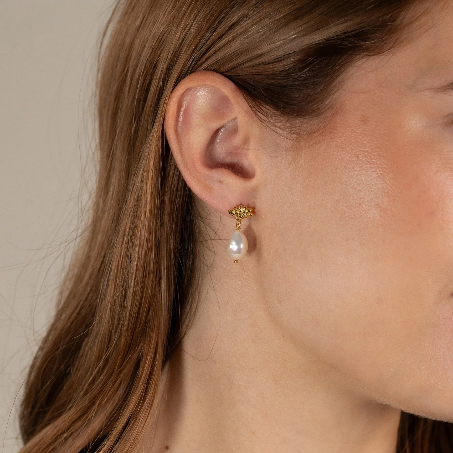 SHELLY PEARL GOLDEN EARRING - Image 4