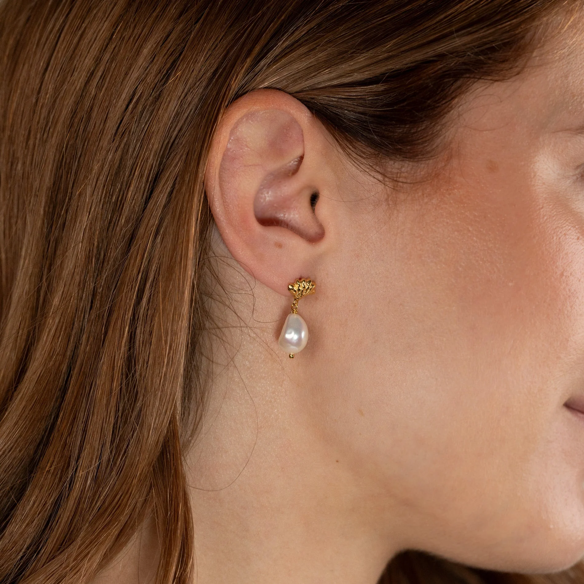 SHELLY PEARL GOLDEN EARRING - Image 6