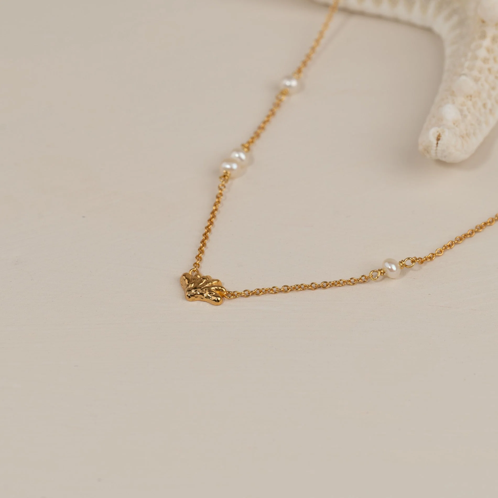 SHELLY PEARL GOLDEN NECKLACE - Image 3