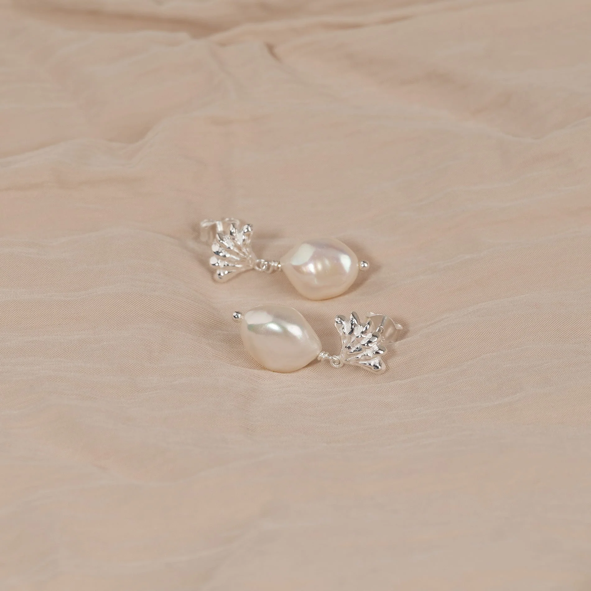 SHELLY PEARL SILVER EARRING - Image 3