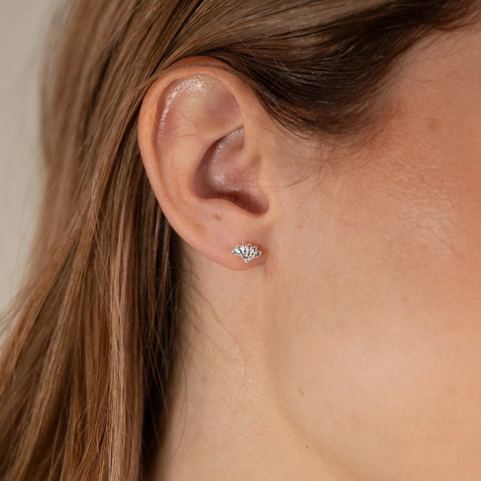 SHELLY SILVER STUD EARRING - Image 4