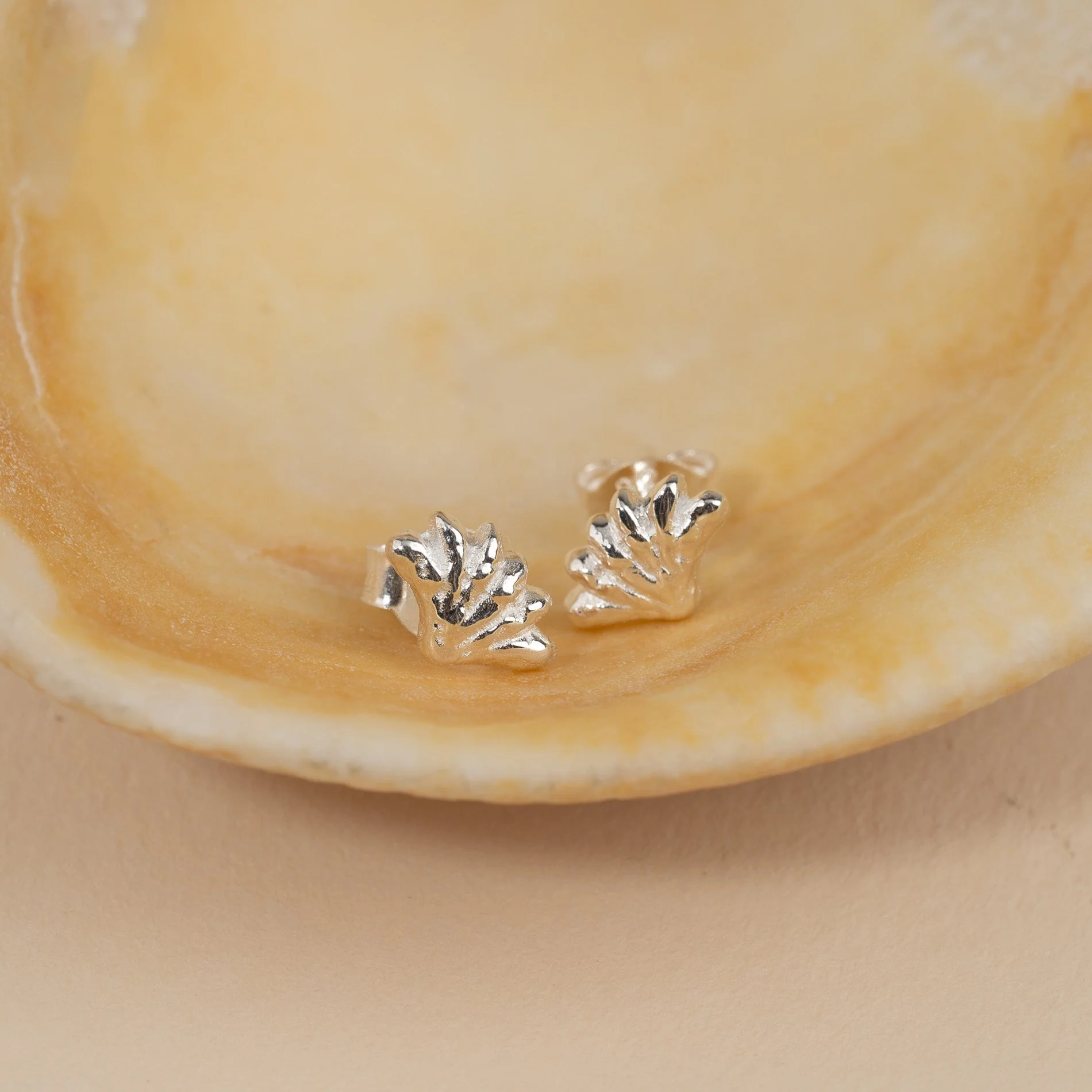 SHELLY SILVER STUD EARRING - Image 5