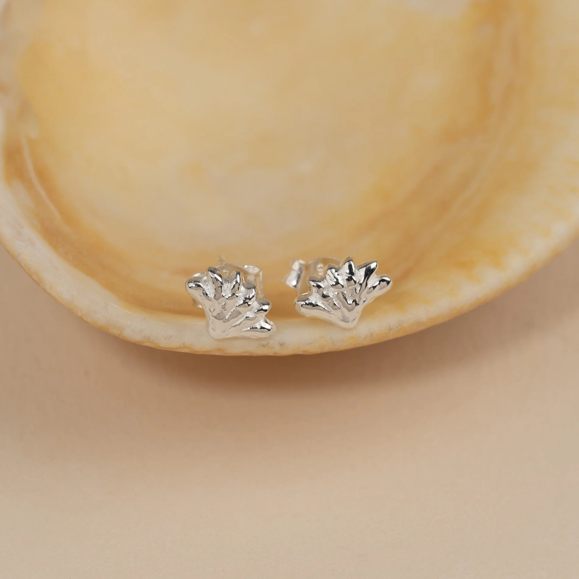 SHELLY SILVER STUD EARRING - Image 7