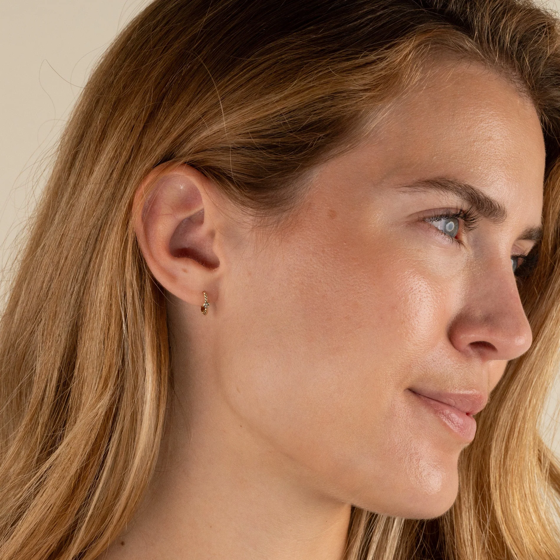 SIGRID WHITE TOPAZ SOLID GOLD CREOL EARRING - Image 4