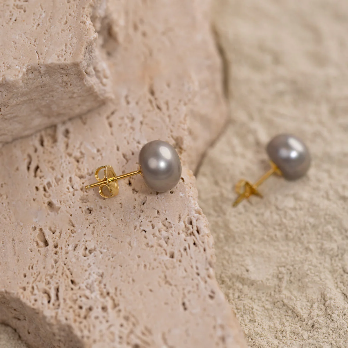 SIMPLE GREY PEARL GOLDEN STUD EARRING - Image 4