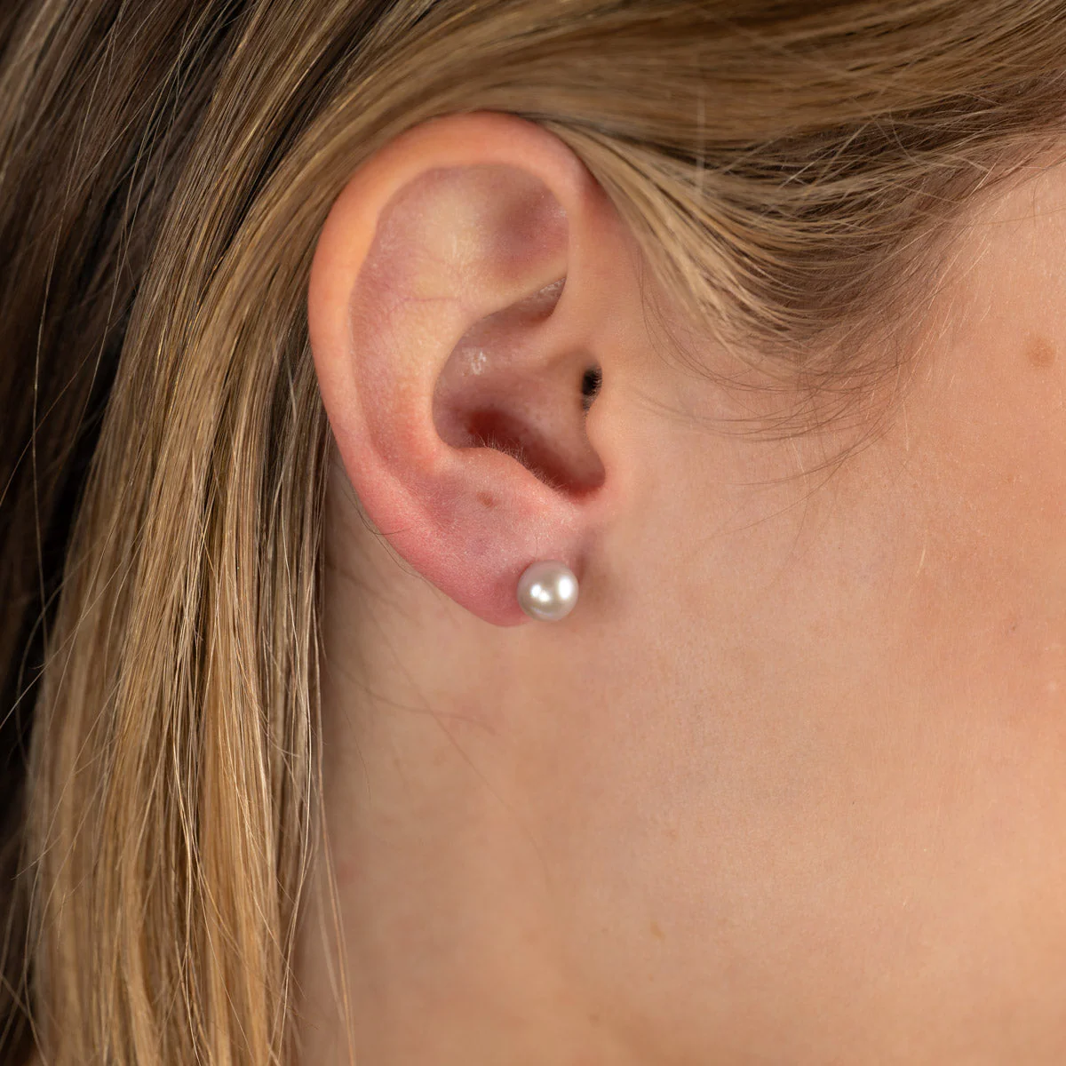 SIMPLE GREY PEARL GOLDEN STUD EARRING - Image 6