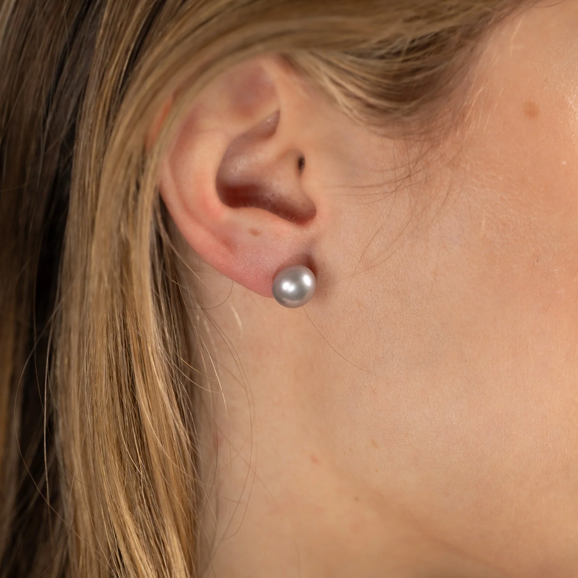 SIMPLE GREY PEARL SILVER STUD EARRING - Image 11