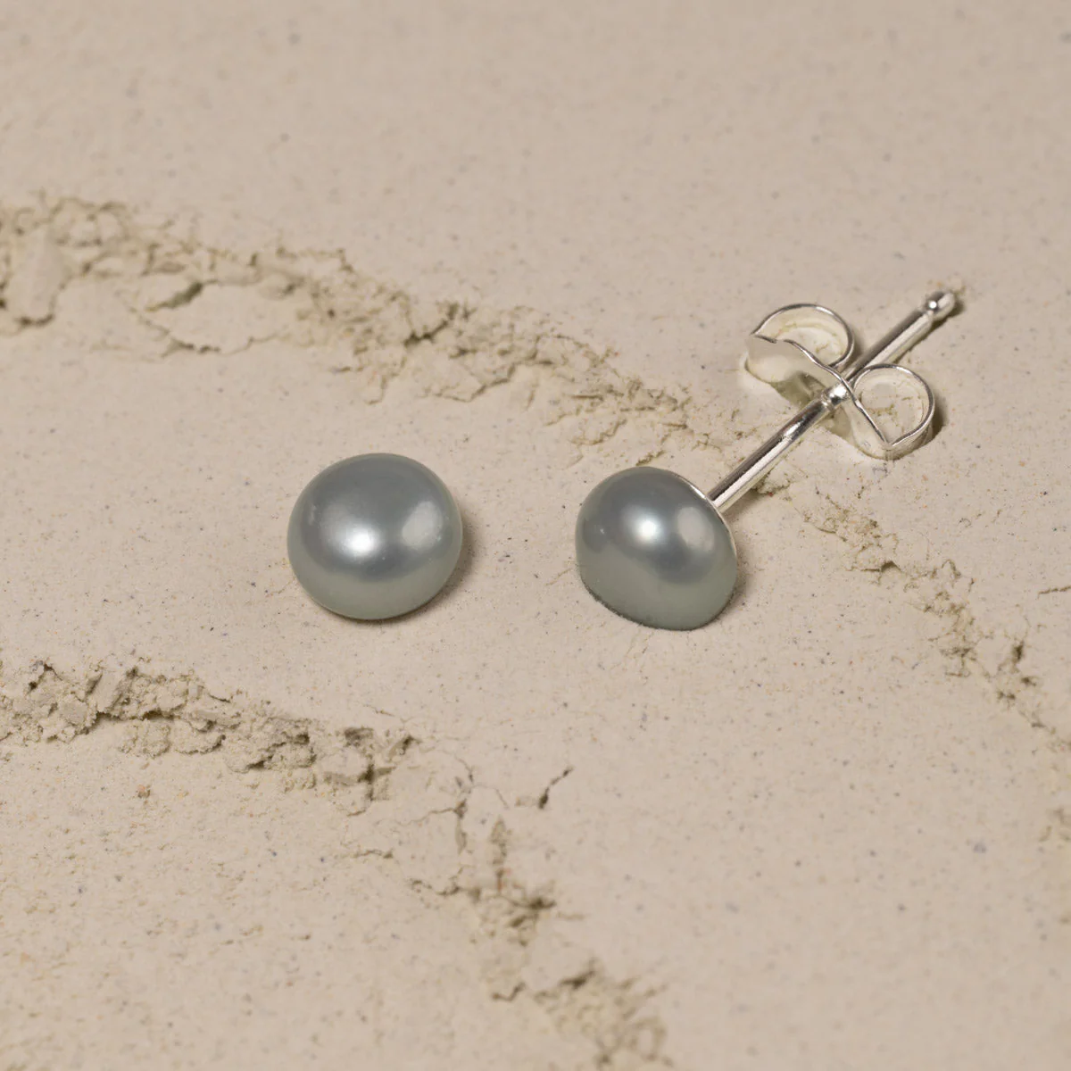 SIMPLE GREY PEARL SILVER STUD EARRING - Image 2