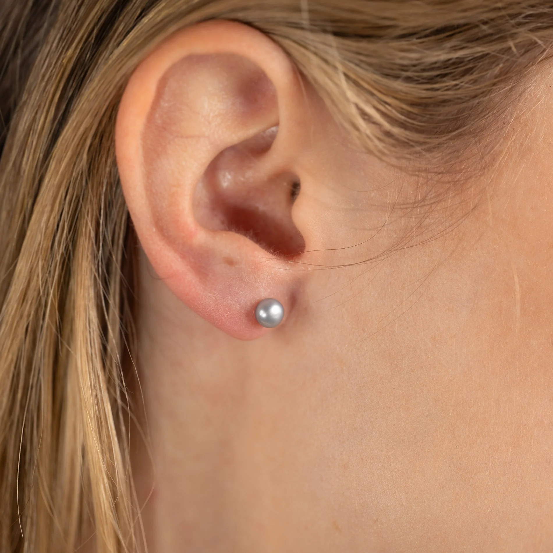 SIMPLE GREY PEARL SILVER STUD EARRING - Image 3
