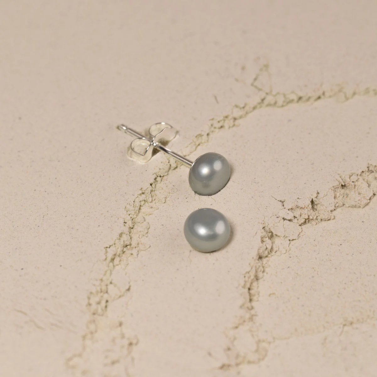 SIMPLE GREY PEARL SILVER STUD EARRING - Image 4