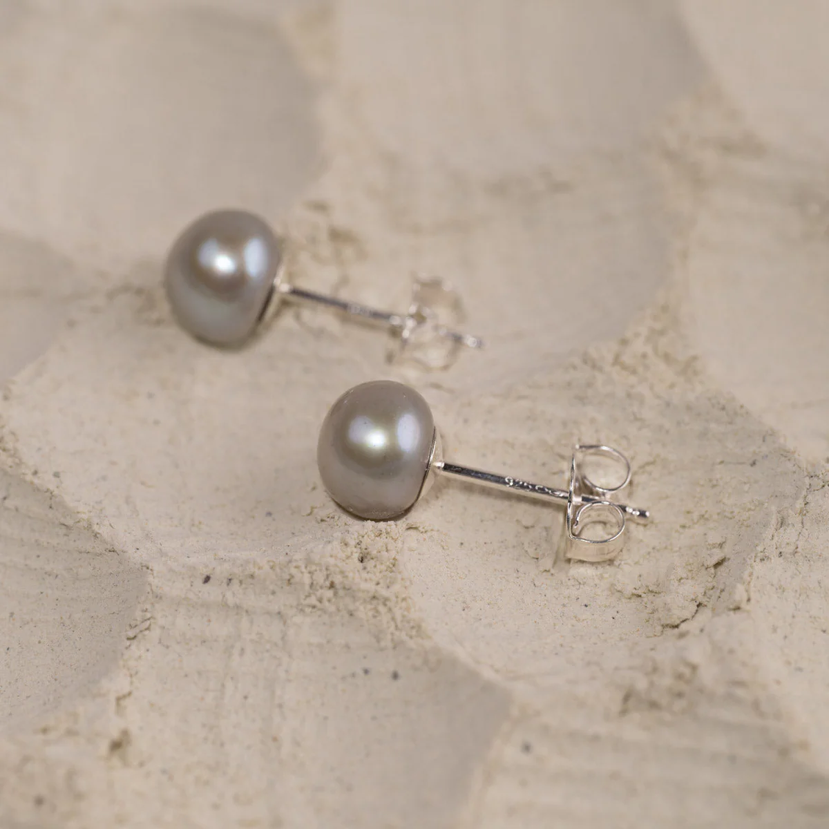 SIMPLE GREY PEARL SILVER STUD EARRING - Image 6
