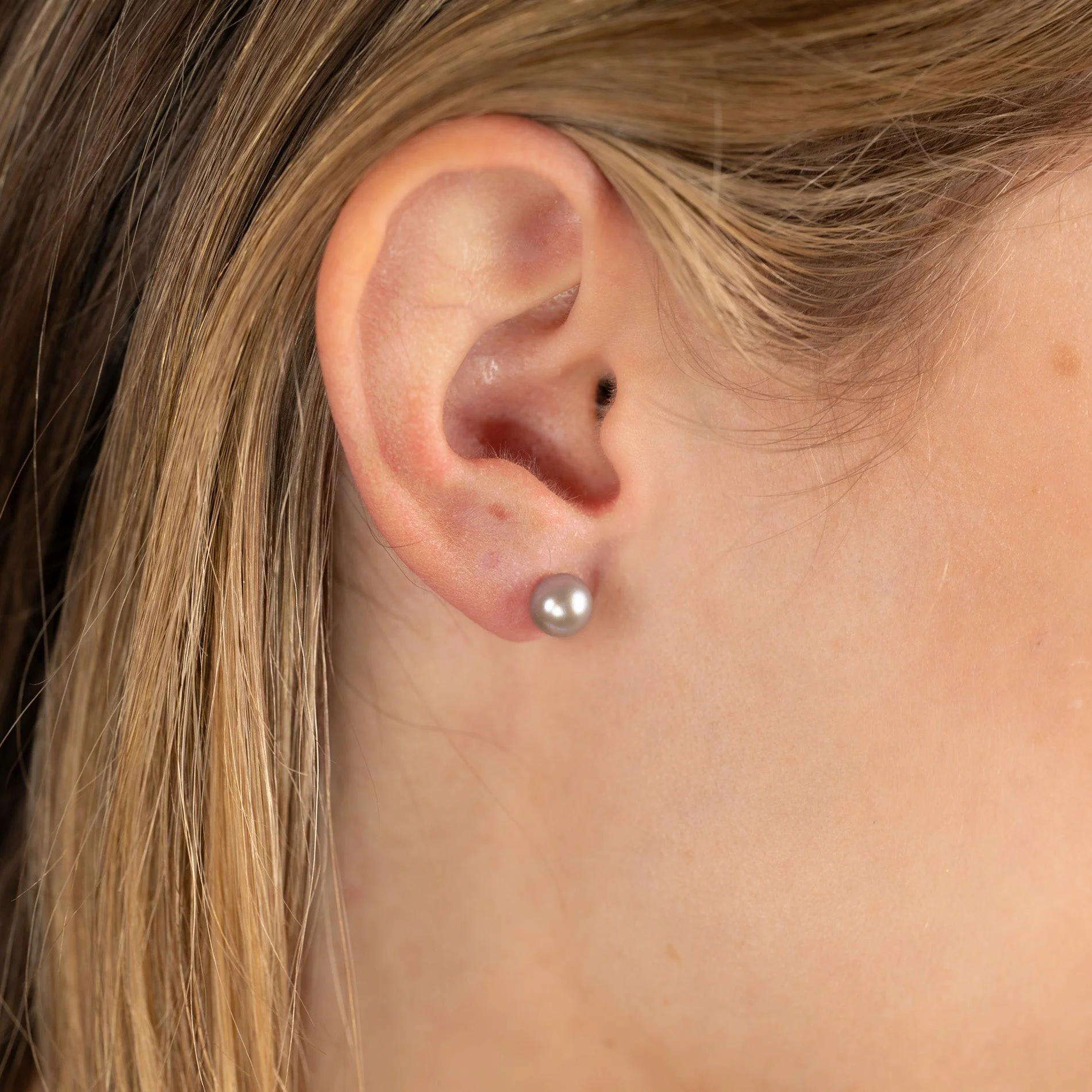SIMPLE GREY PEARL SILVER STUD EARRING - Image 7