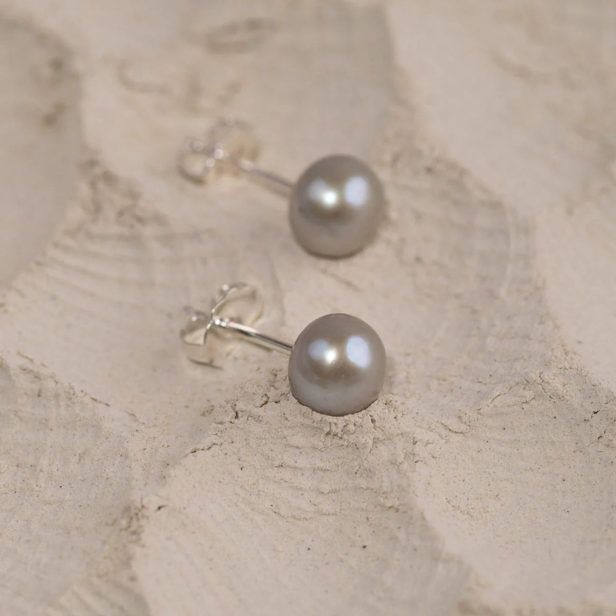 SIMPLE GREY PEARL SILVER STUD EARRING - Image 8