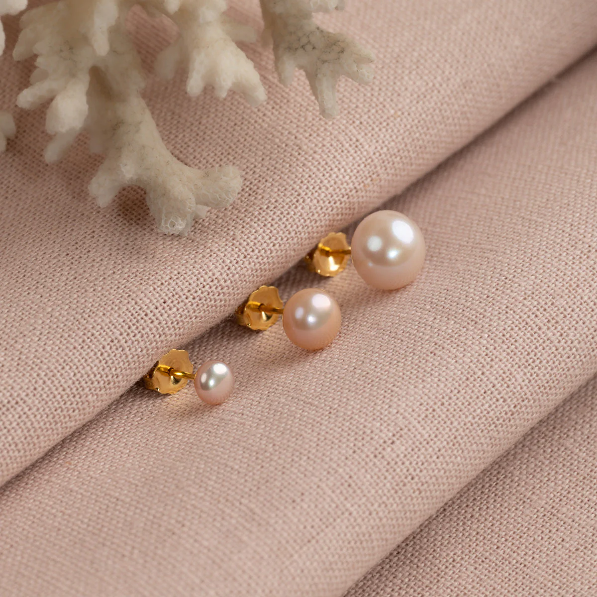 SIMPLE ROSE PEARL GOLDEN STUD EARRING