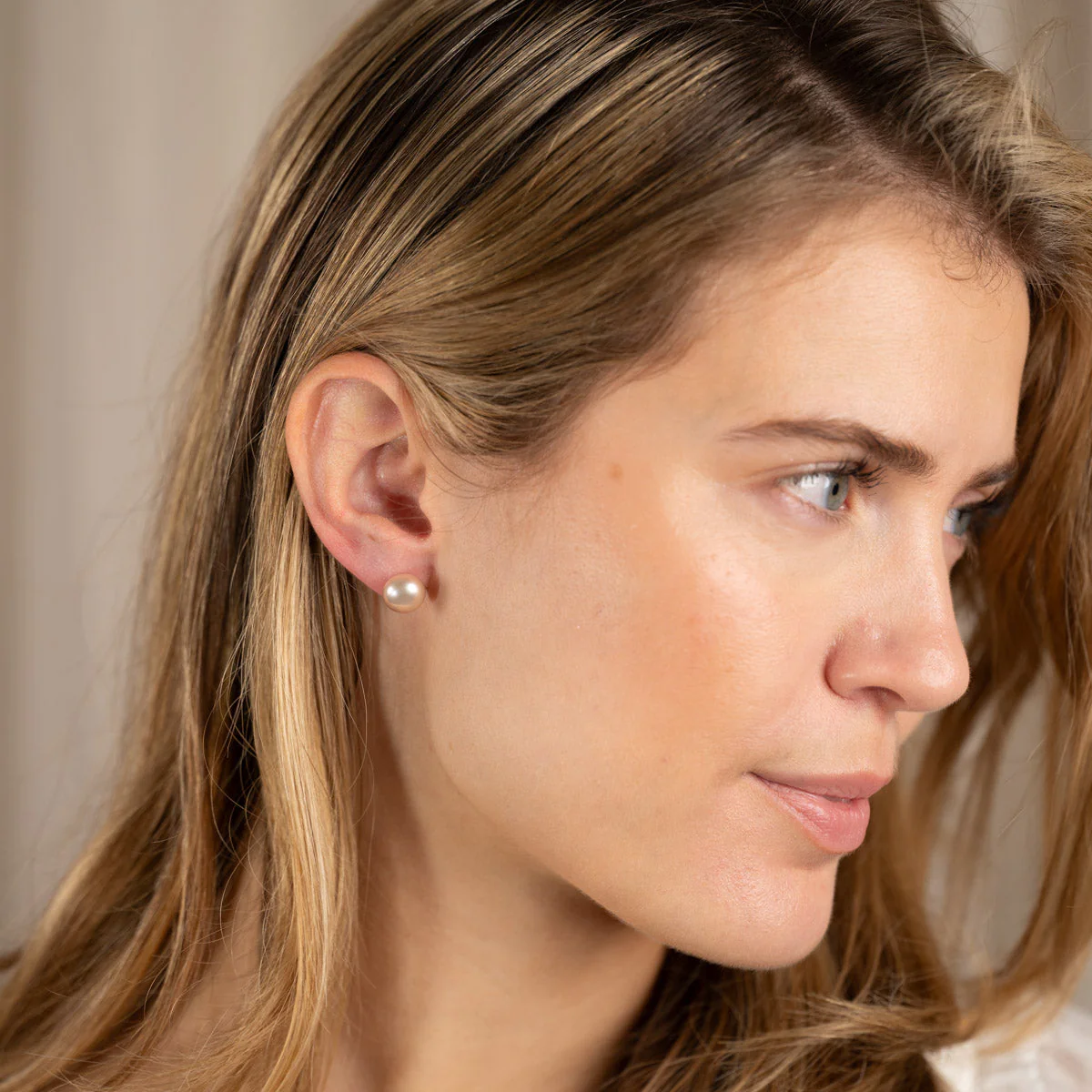 SIMPLE ROSE PEARL GOLDEN STUD EARRING - Image 2
