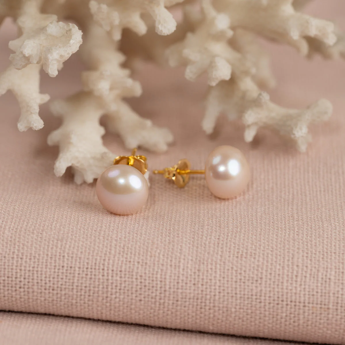 SIMPLE ROSE PEARL GOLDEN STUD EARRING - Image 5