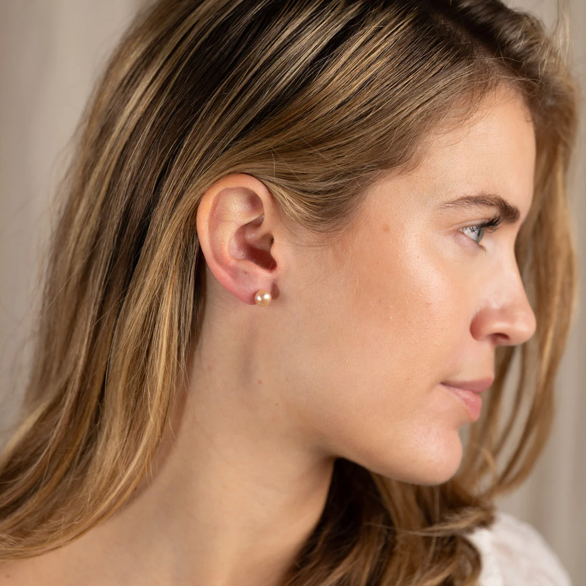 SIMPLE ROSE PEARL GOLDEN STUD EARRING - Image 8