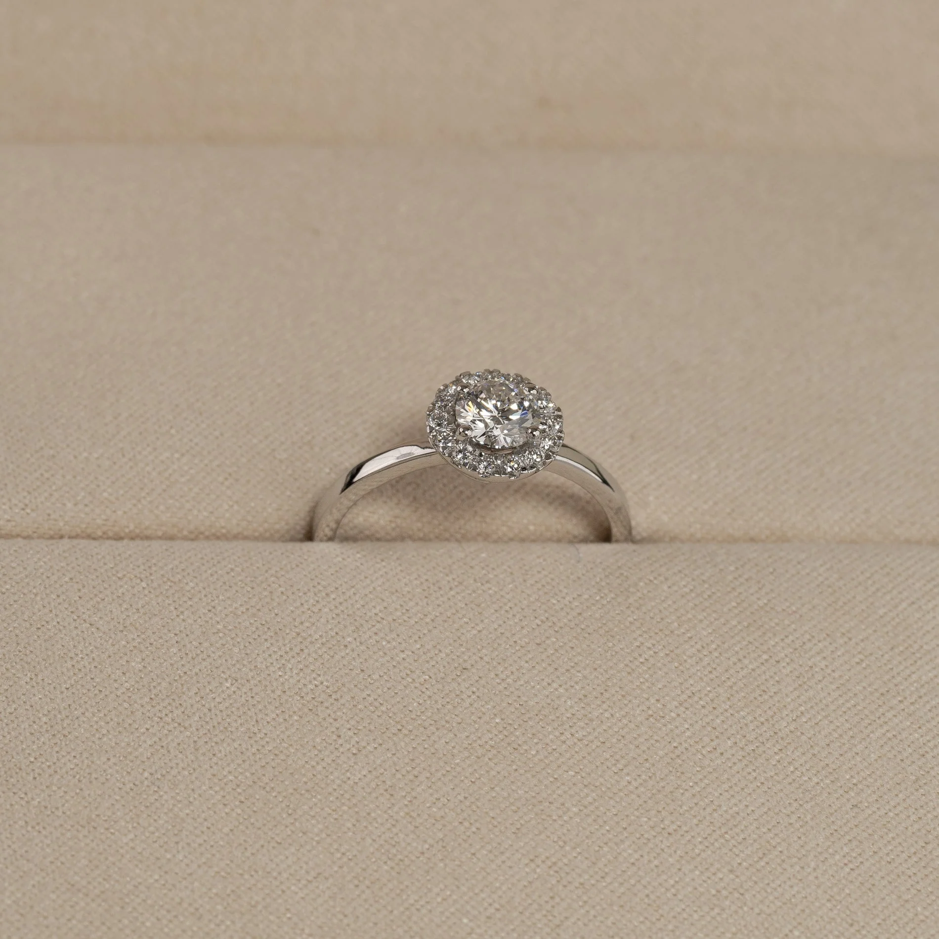 SIMPLE ROUND HALO LAB-DIAMOND RING - 0.7ct - WG - Image 5