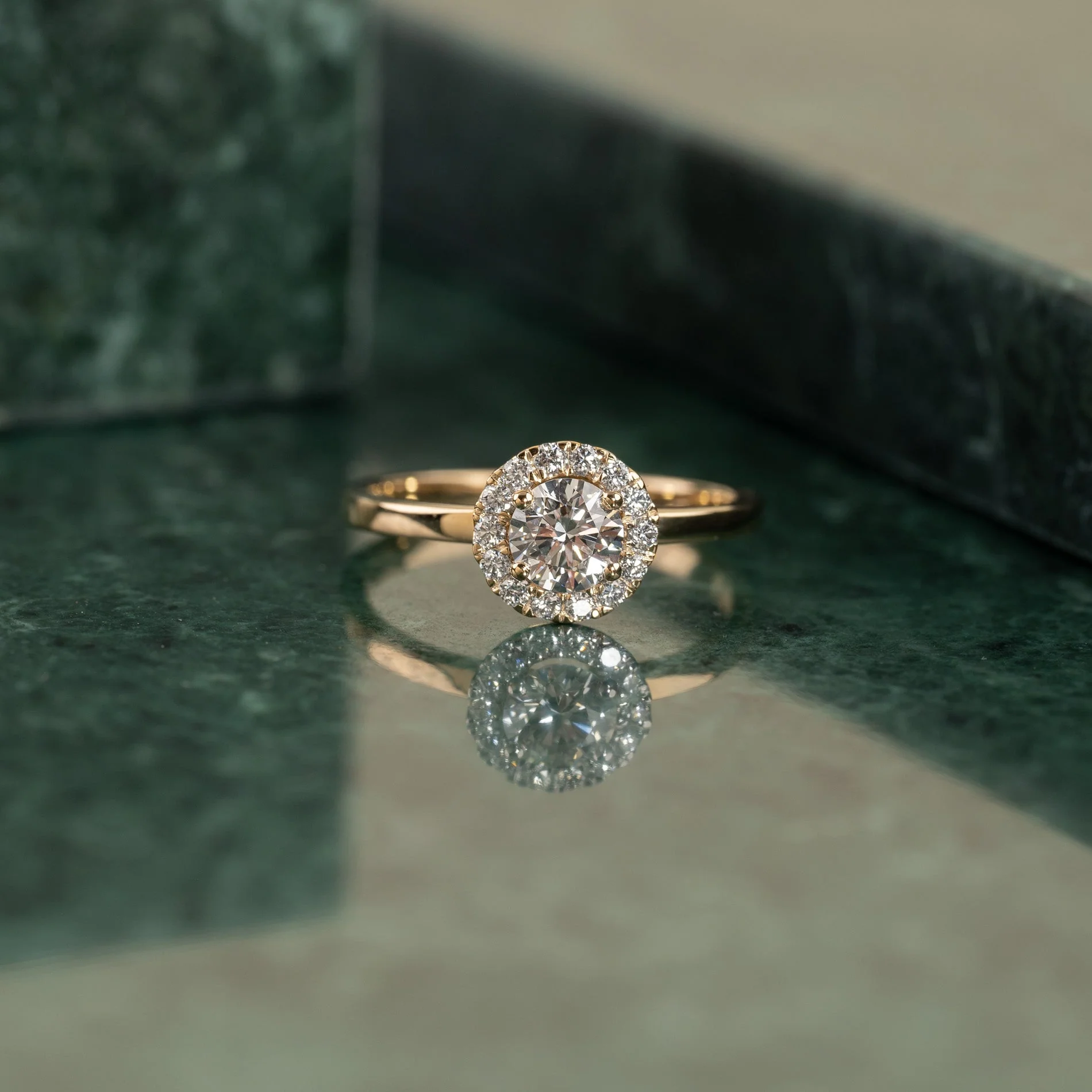 SIMPLE ROUND HALO LAB-DIAMOND RING - 0.7ct - YG - Image 3