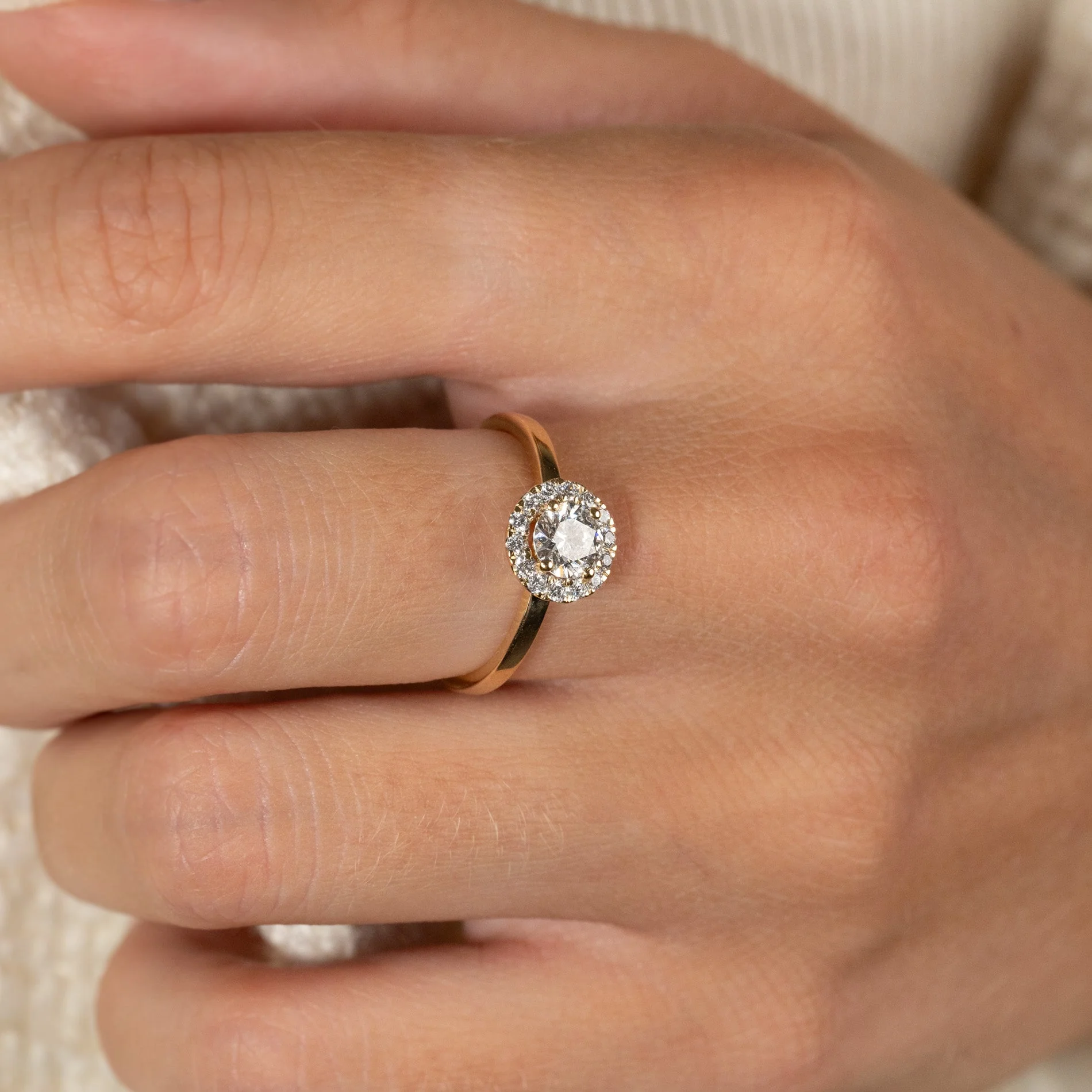SIMPLE ROUND HALO LAB-DIAMOND RING - 0.7ct - YG - Image 5