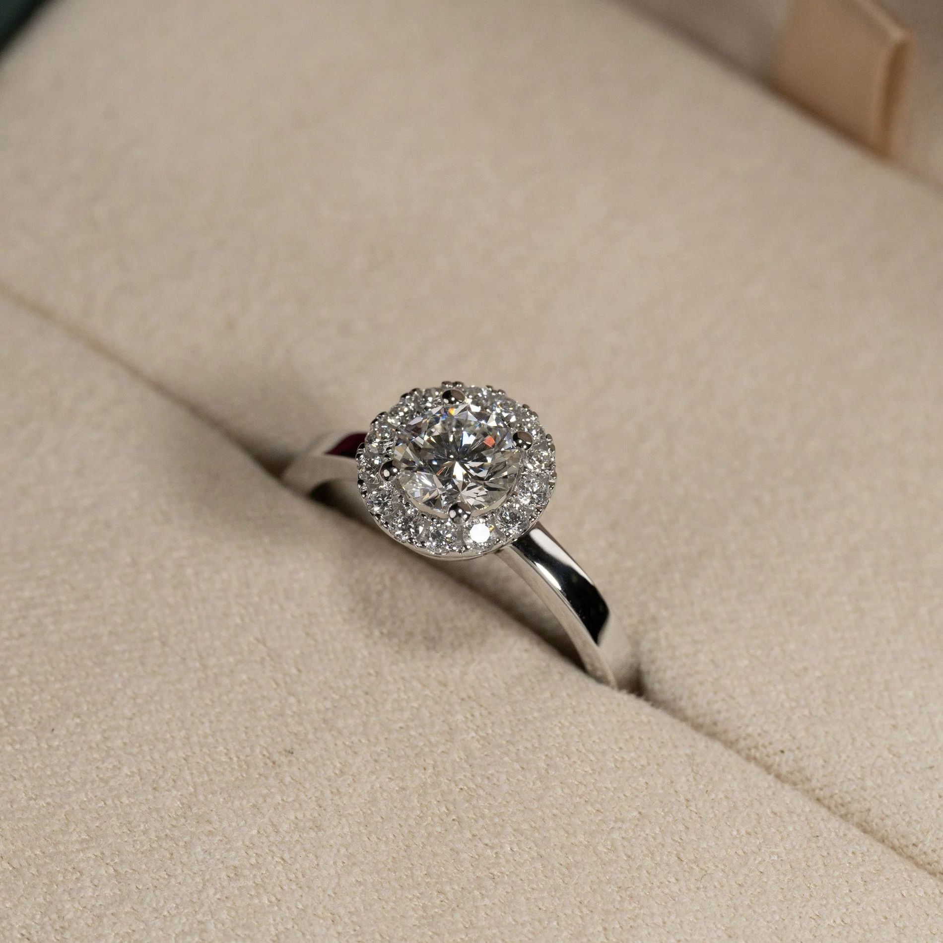 SIMPLE ROUND HALO LAB-DIAMOND RING - 1.0ct - WG - Image 6