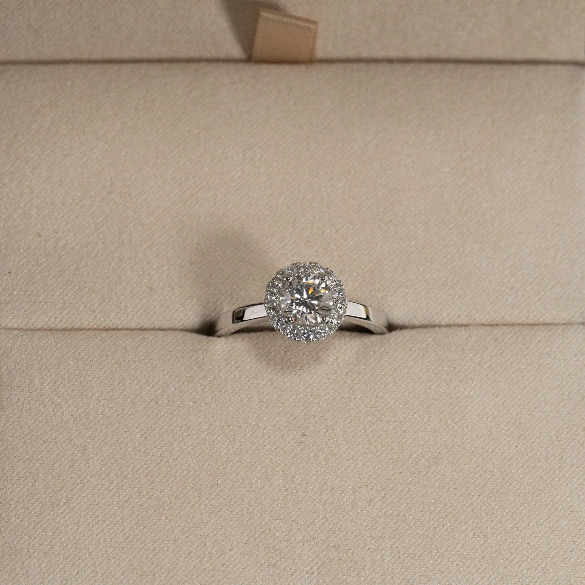 SIMPLE ROUND HALO LAB-DIAMOND RING - 1.0ct - WG - Image 7
