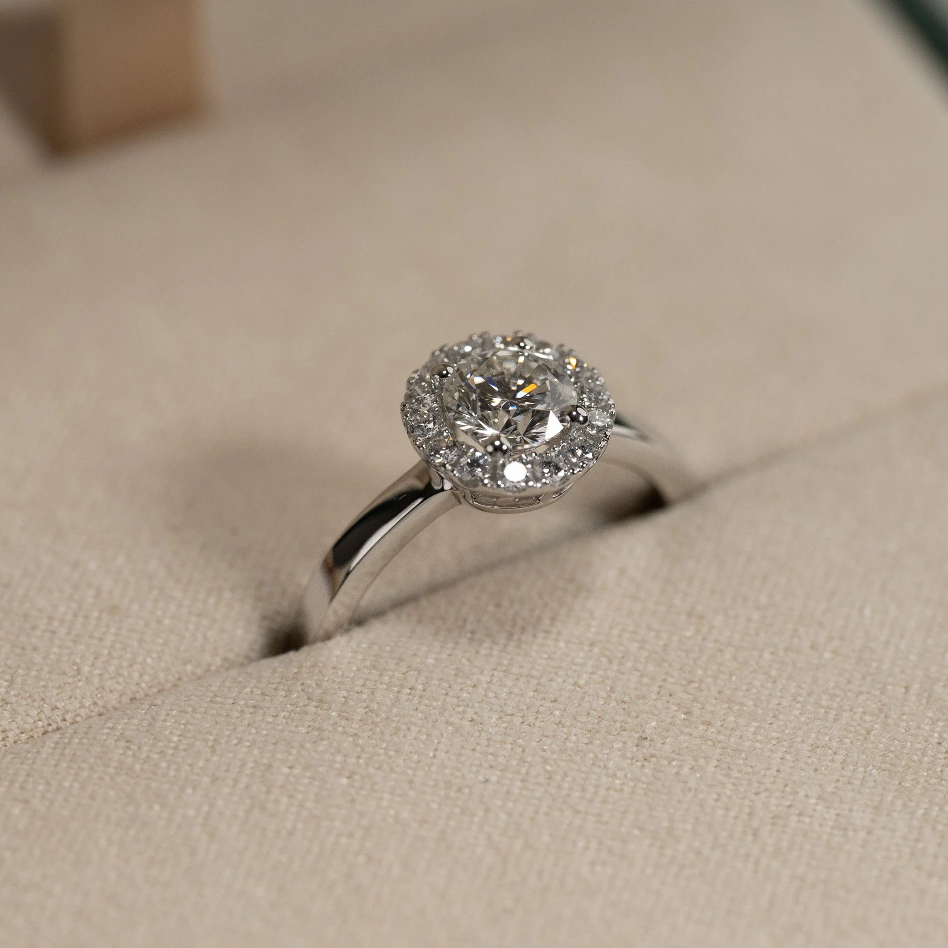 SIMPLE ROUND HALO LAB-DIAMOND RING - 1.0ct - WG - Image 9