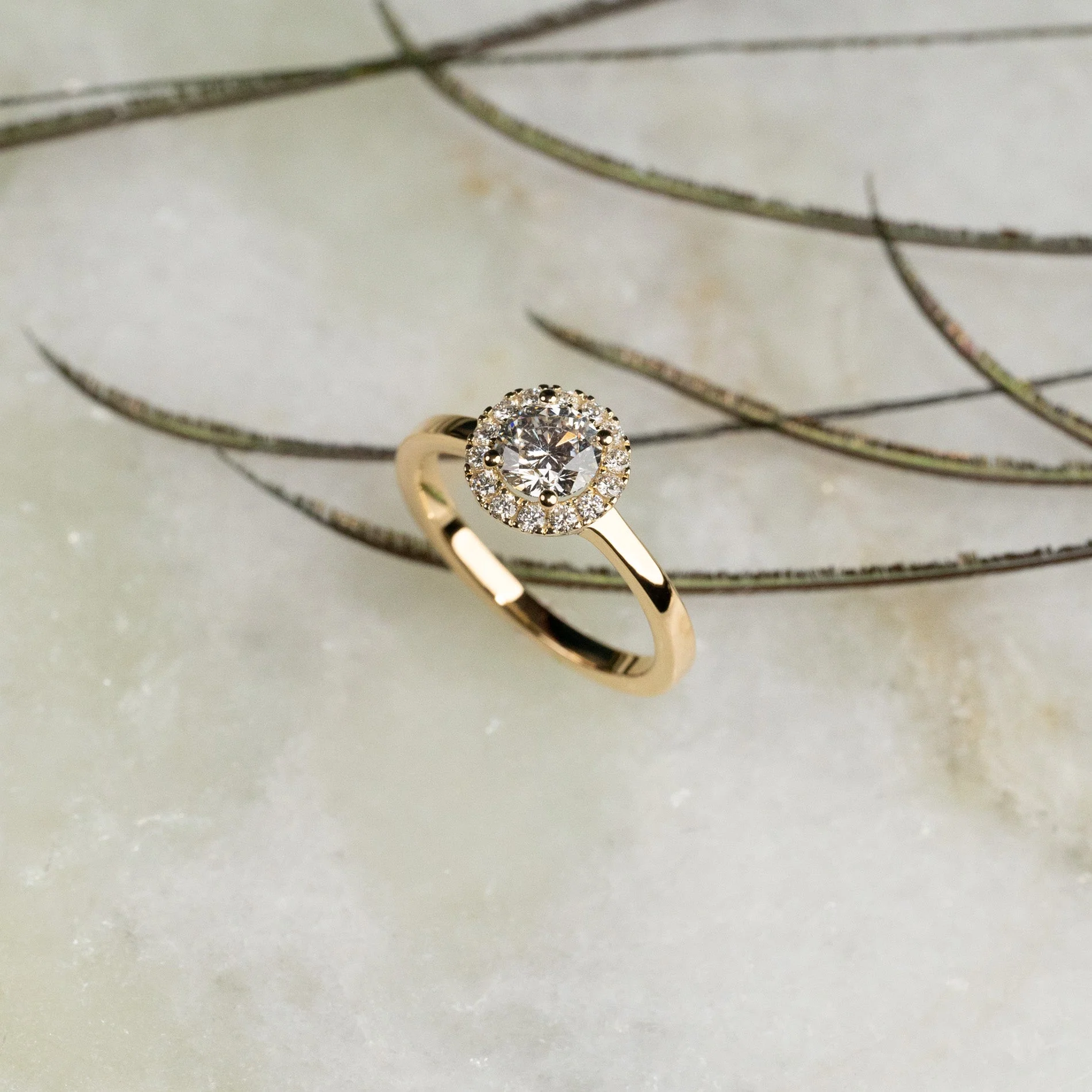 SIMPLE ROUND HALO DIAMOND RING - Image 5