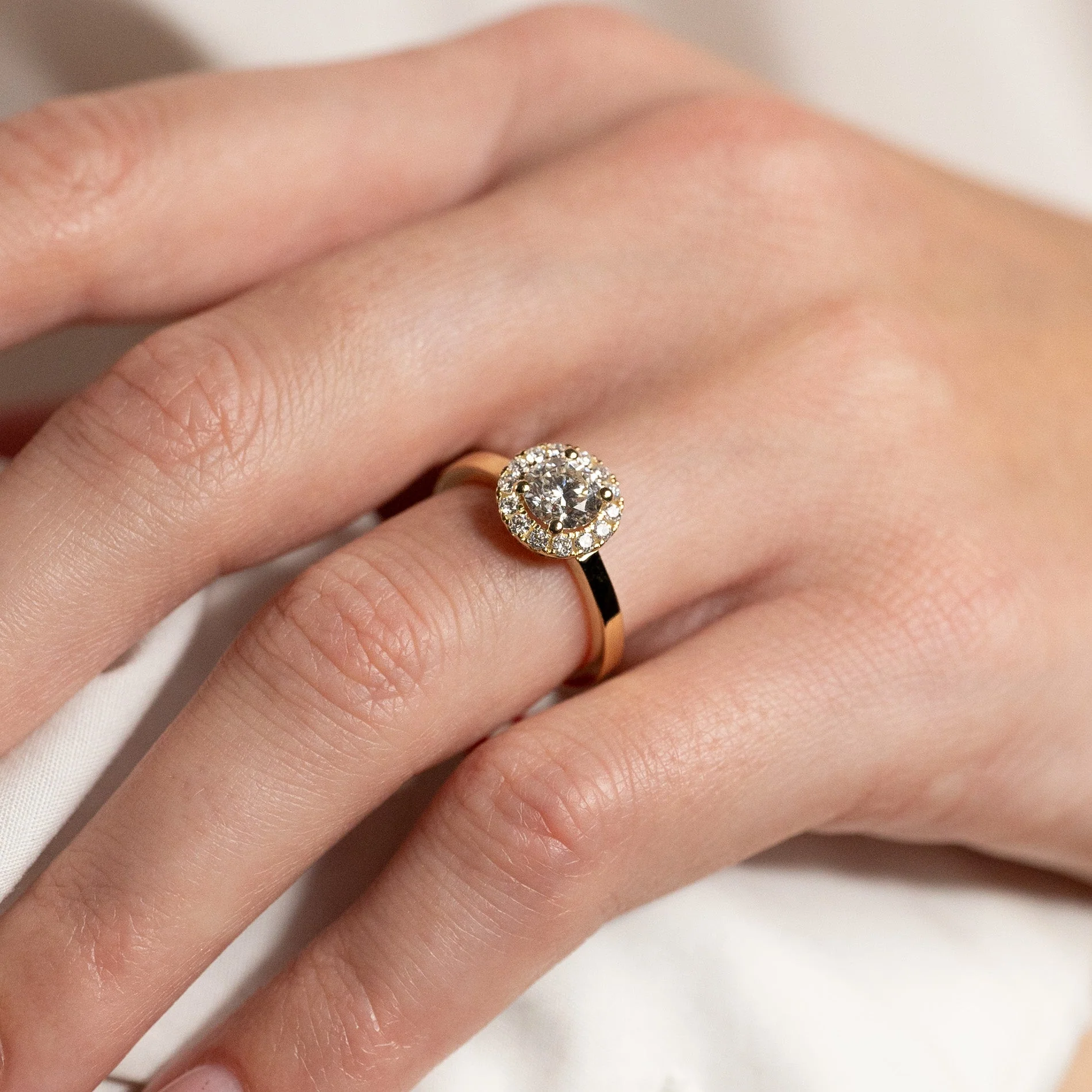 SIMPLE ROUND HALO LAB-DIAMOND RING - 1.0ct - YG - Image 2