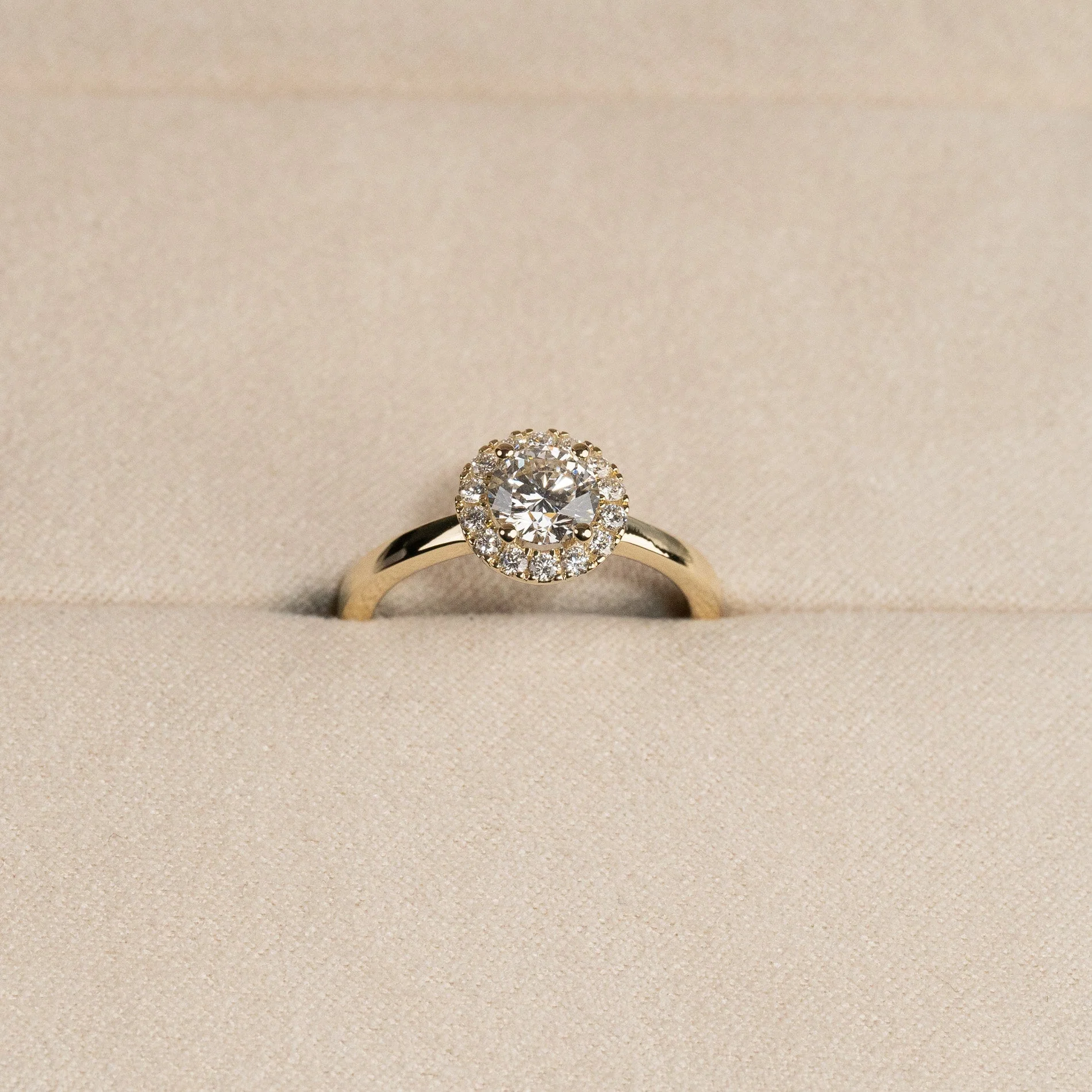 SIMPLE ROUND HALO LAB-DIAMOND RING - 1.0ct - YG - Image 3