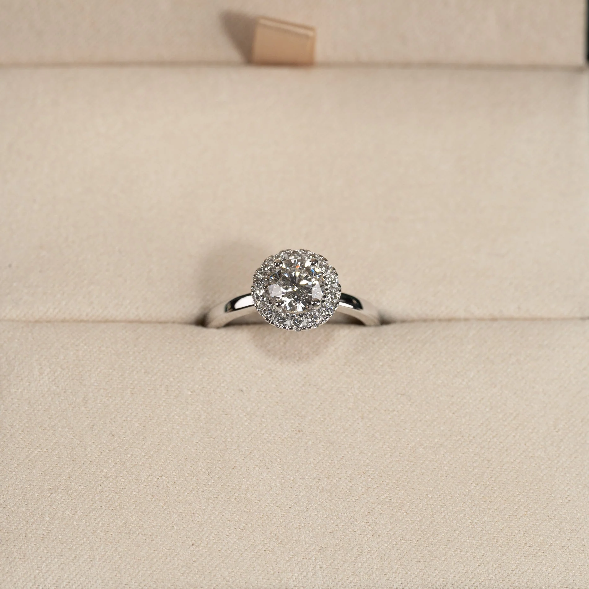 SIMPLE ROUND HALO LAB-DIAMOND RING - 1.25ct - WG - Image 7