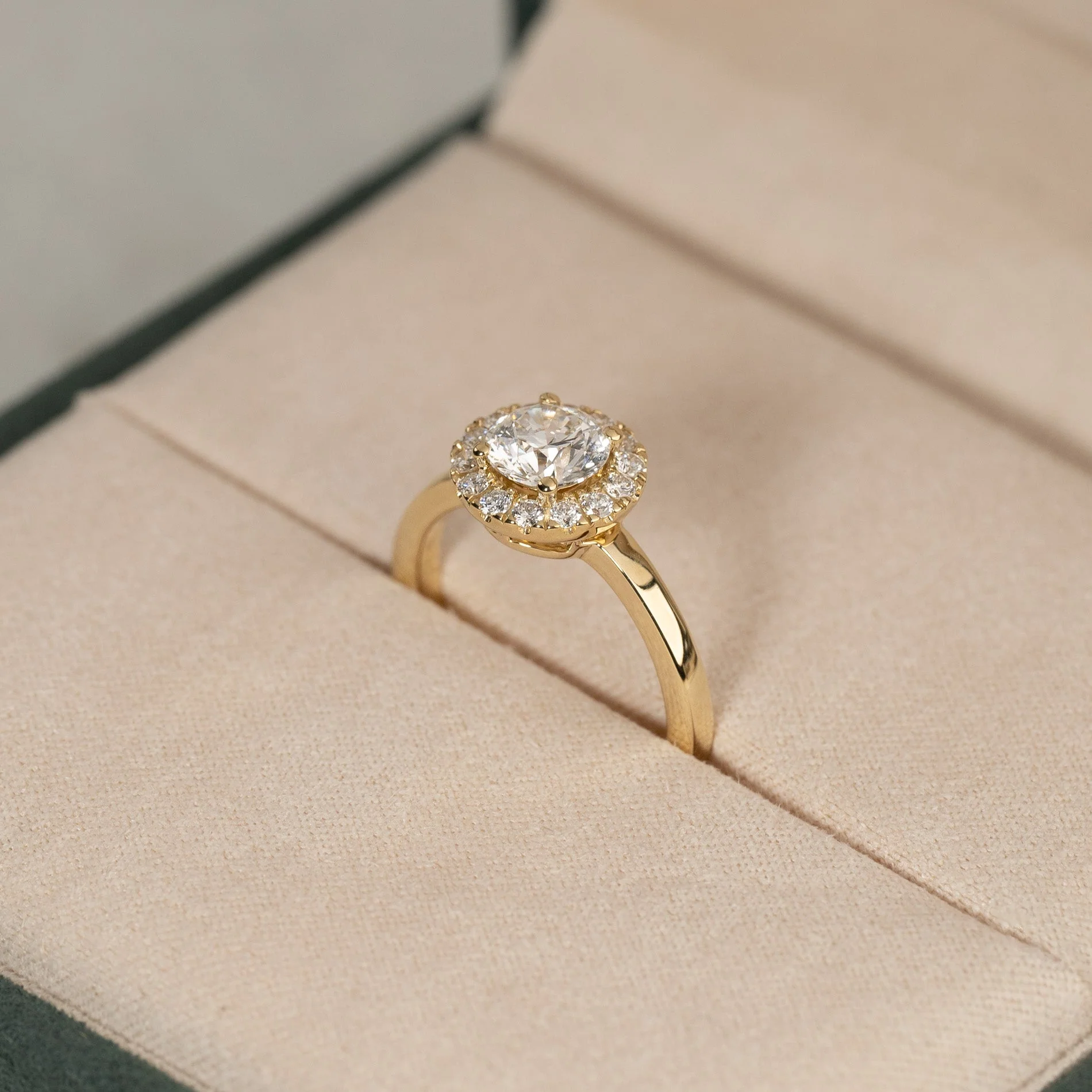 SIMPLE ROUND HALO DIAMOND RING - Image 6