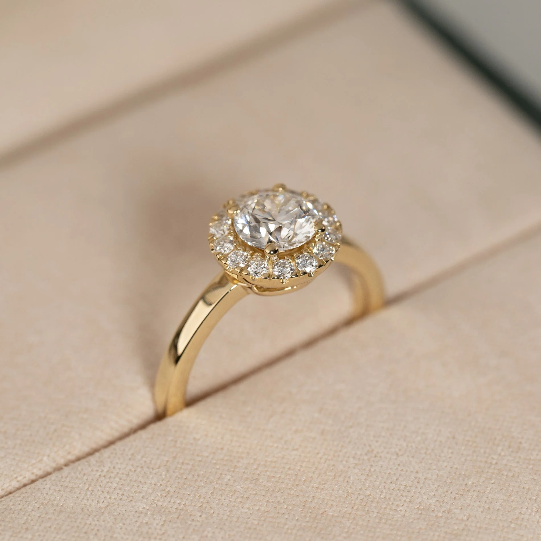 SIMPLE ROUND HALO LAB-DIAMOND RING - 1.25ct - YG - Image 4