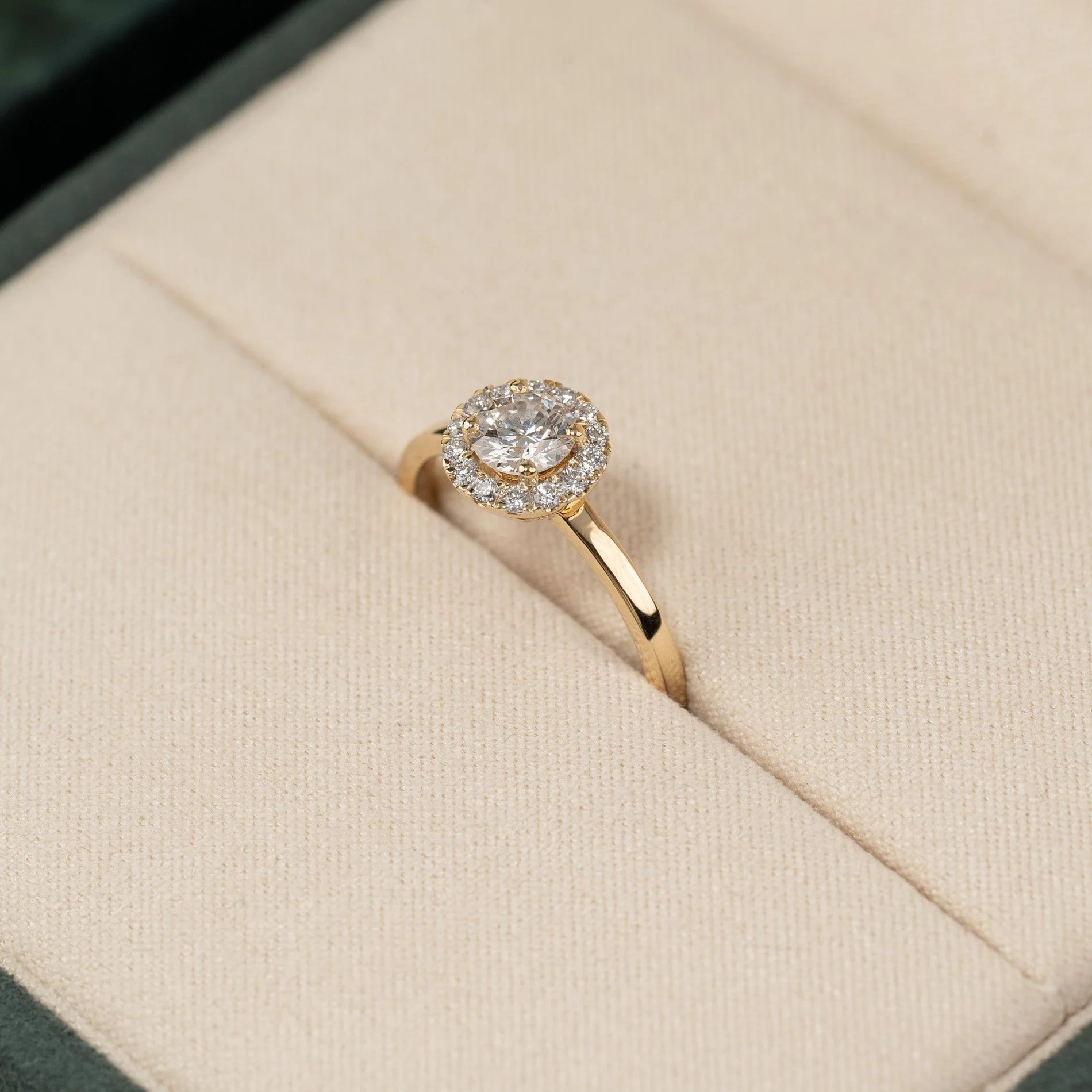 SIMPLE ROUND HALO DIAMOND RING - Image 3