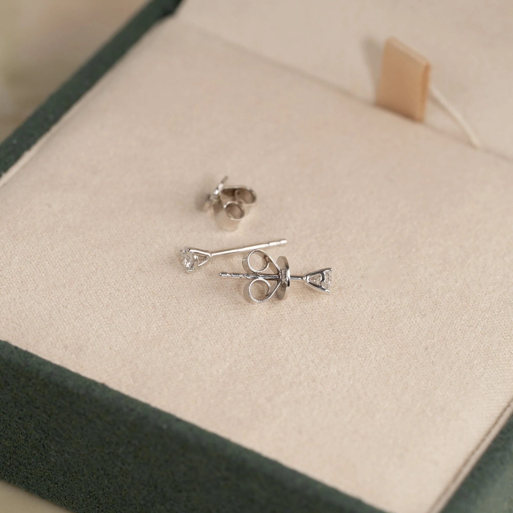 SIMPLE LAB-DIAMOND STUD EARRING - 0.2ct - WG - Image 3