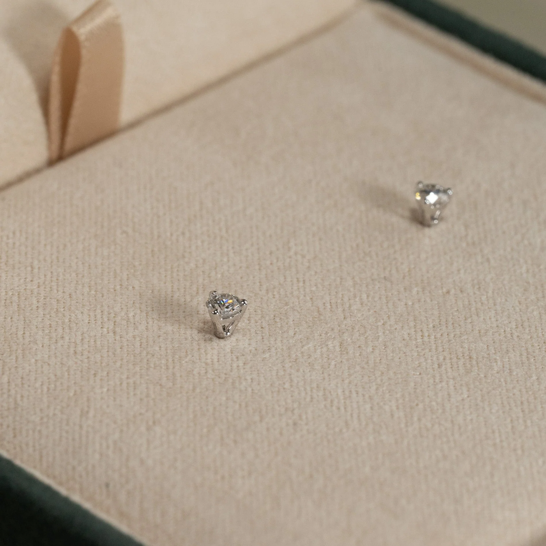 SIMPLE LAB-DIAMOND STUD EARRING - 0.2ct - WG - Image 6