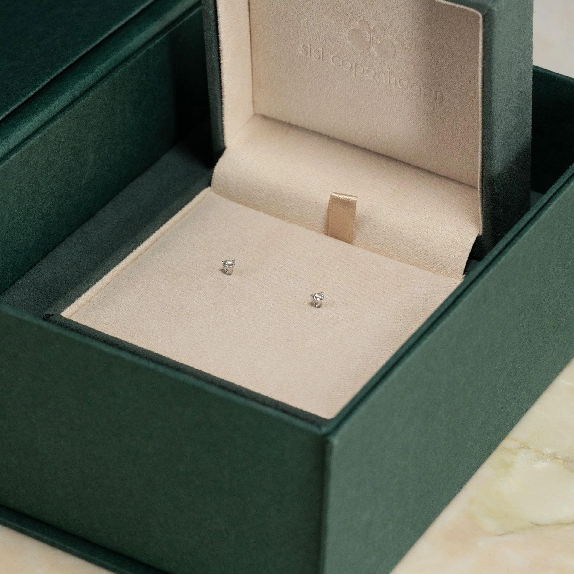 SIMPLE LAB-DIAMOND STUD EARRING - 0.2ct - WG - Image 9