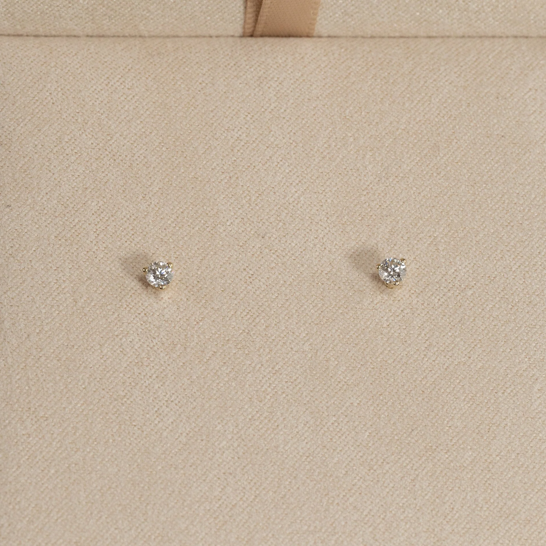 SIMPLE LAB-DIAMOND STUD EARRING - 0.2ct - YG - Image 3