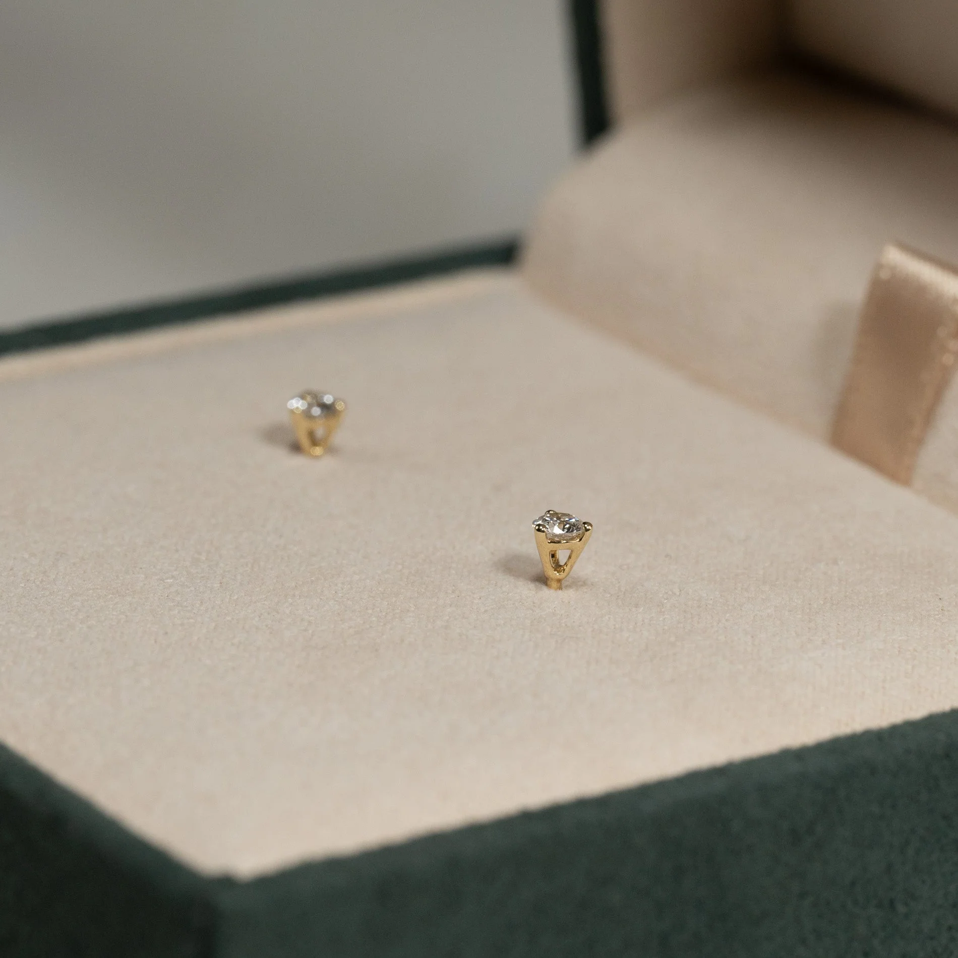 SIMPLE LAB-DIAMOND STUD EARRING - 0.2ct - YG - Image 6