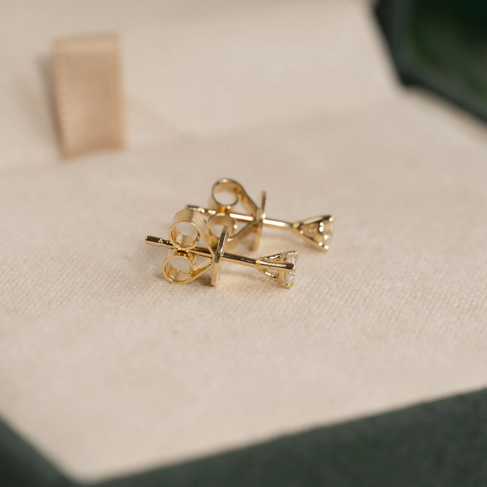 SIMPLE LAB-DIAMOND STUD EARRING - 0.2ct - YG - Image 9