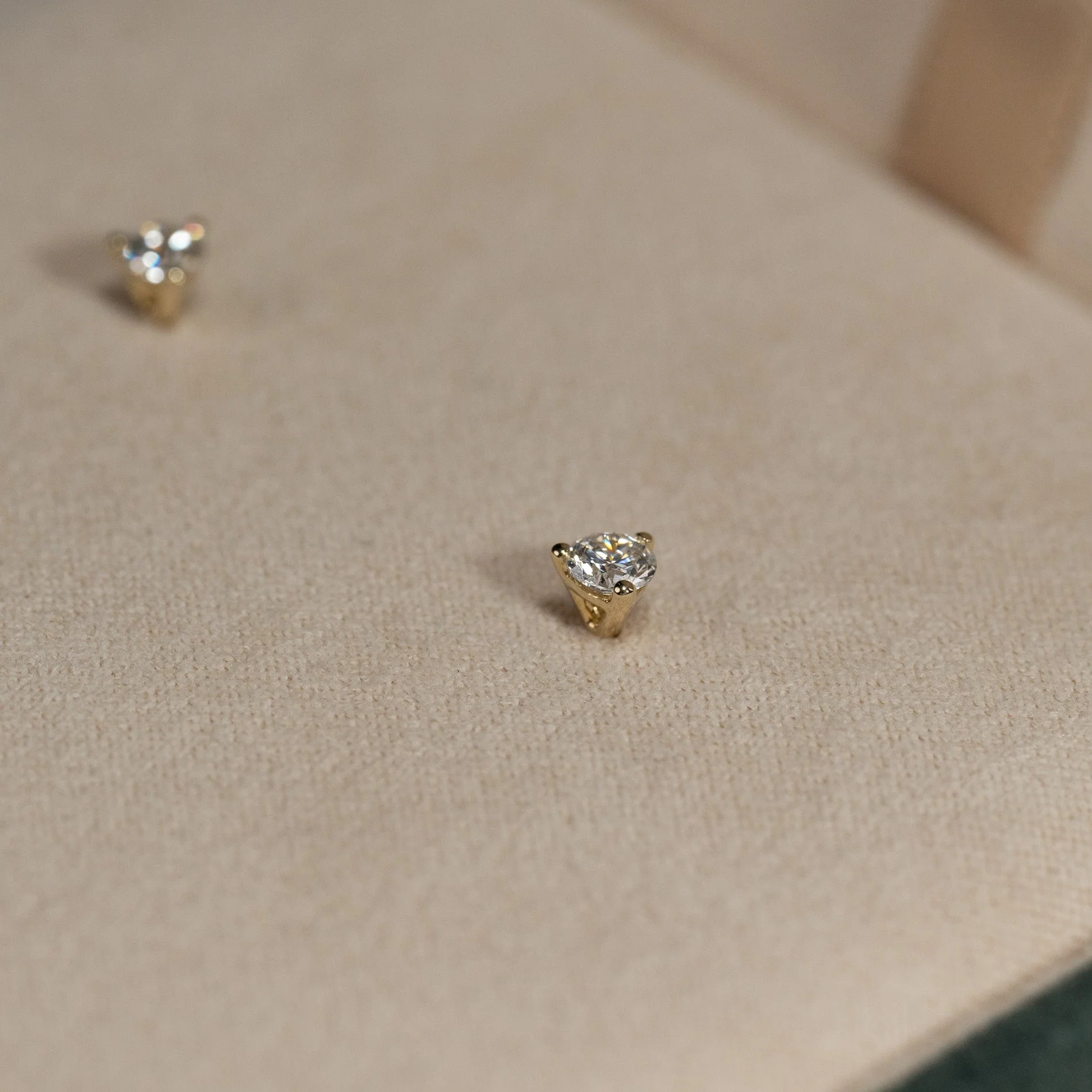 SIMPLE LAB-DIAMOND STUD EARRING - 0.33ct - YG - Image 3