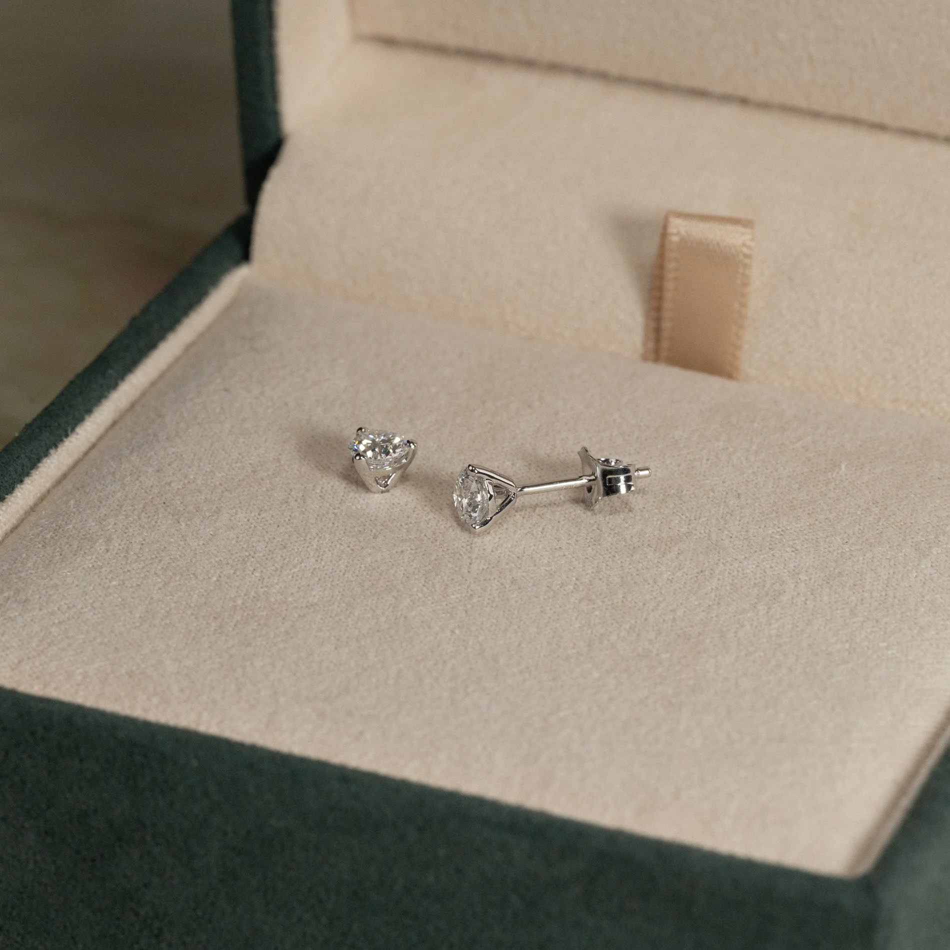 SIMPLE LAB-DIAMOND STUD EARRING - 0.75ct - WG - Image 11