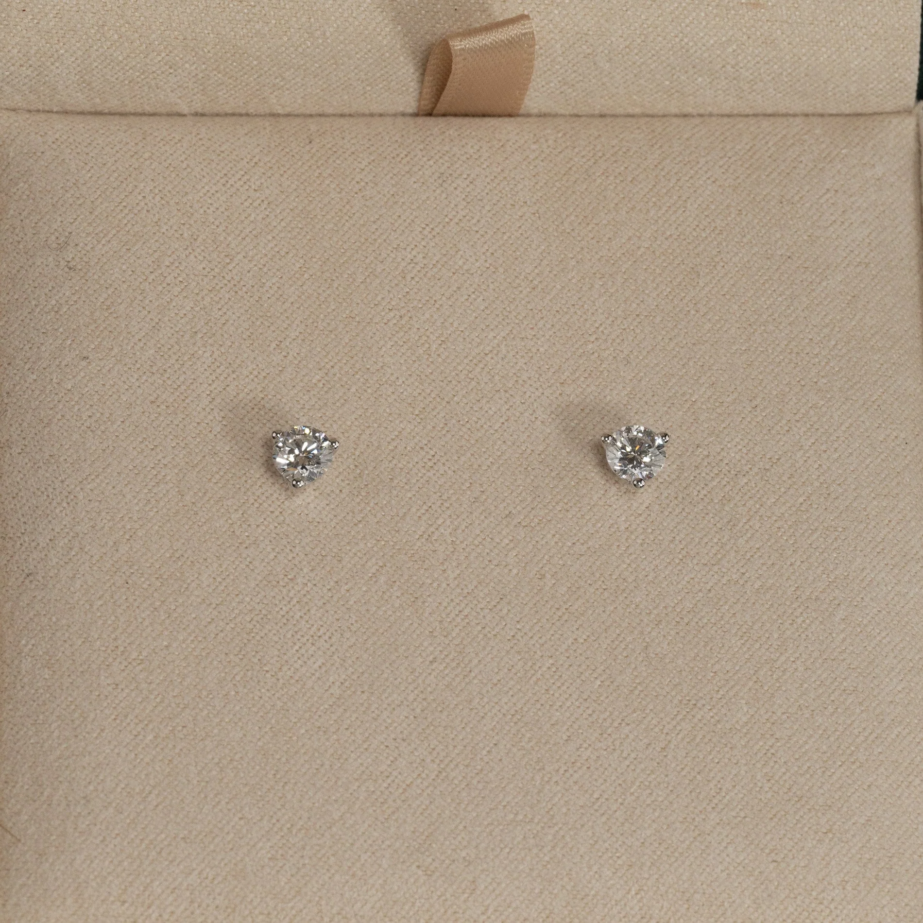 SIMPLE LAB-DIAMOND STUD EARRING - 0.75ct - WG - Image 4