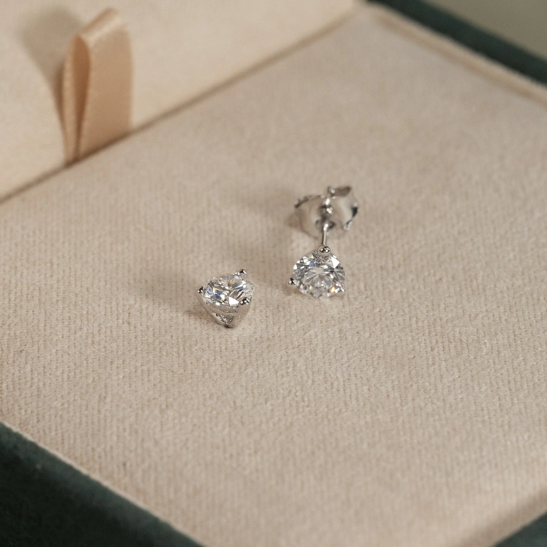 SIMPLE LAB-DIAMOND STUD EARRING - 0.75ct - WG - Image 6
