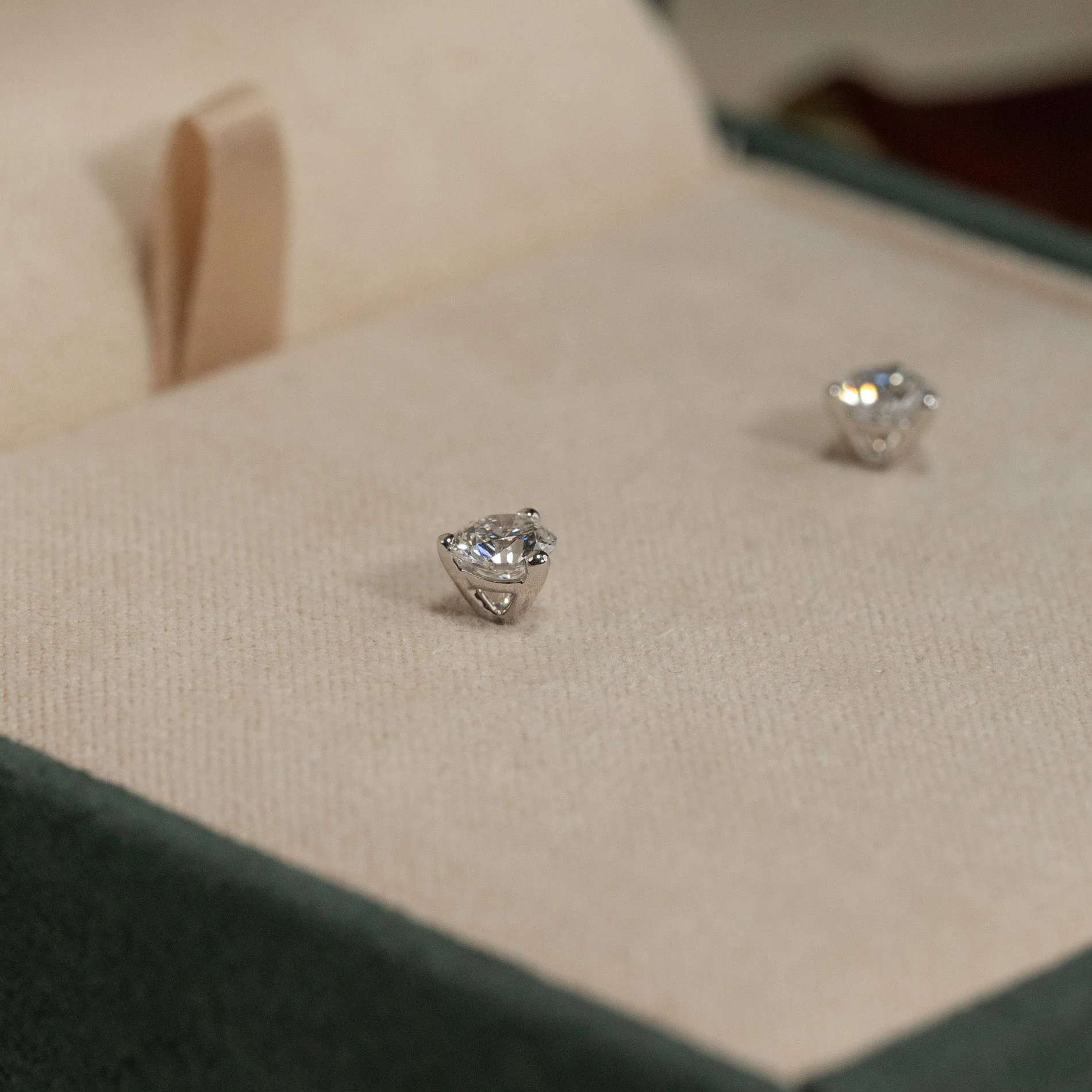 SIMPLE LAB-DIAMOND STUD EARRING - 0.75ct - WG - Image 8