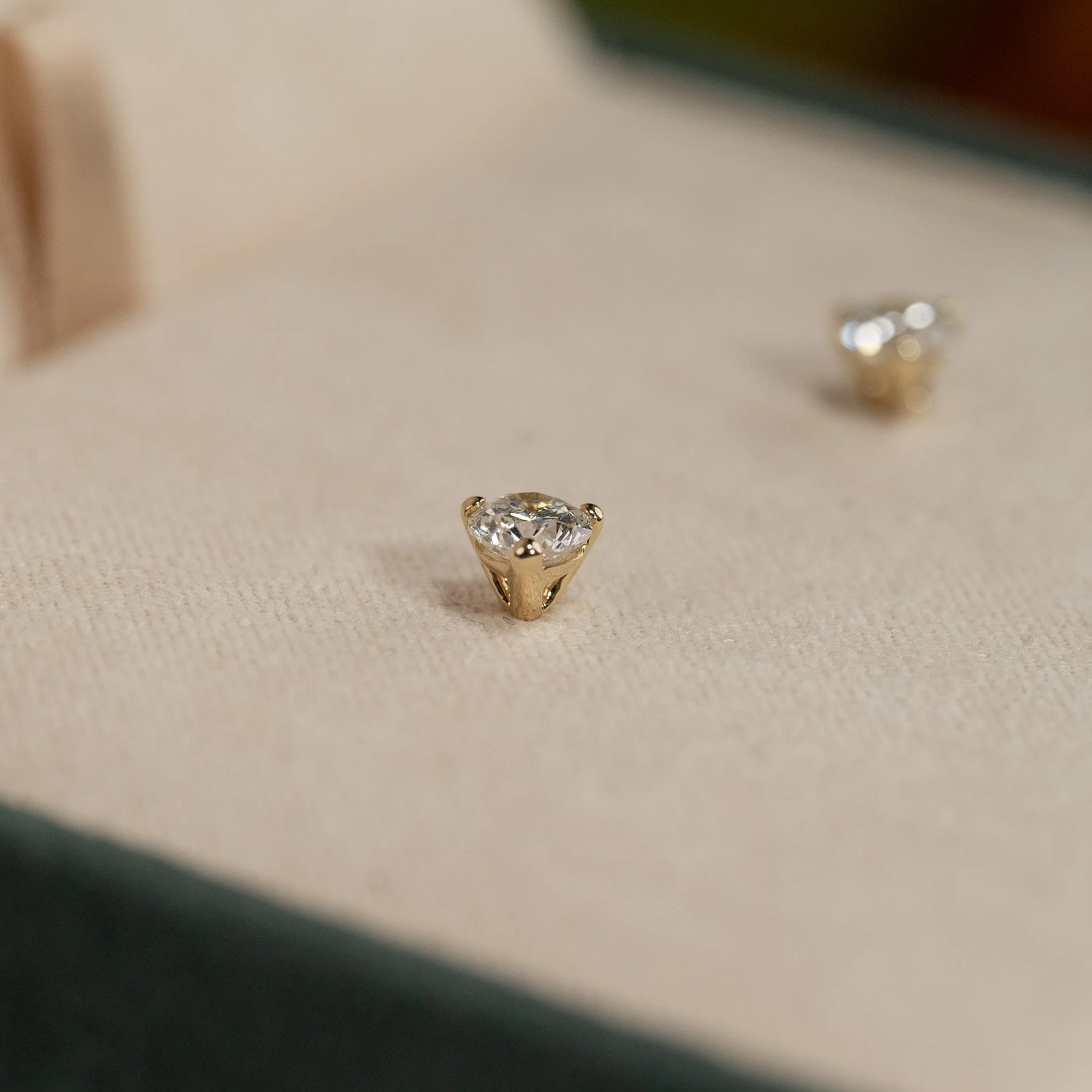 SIMPLE LAB-DIAMOND STUD EARRING - 0.75ct - YG - Image 3