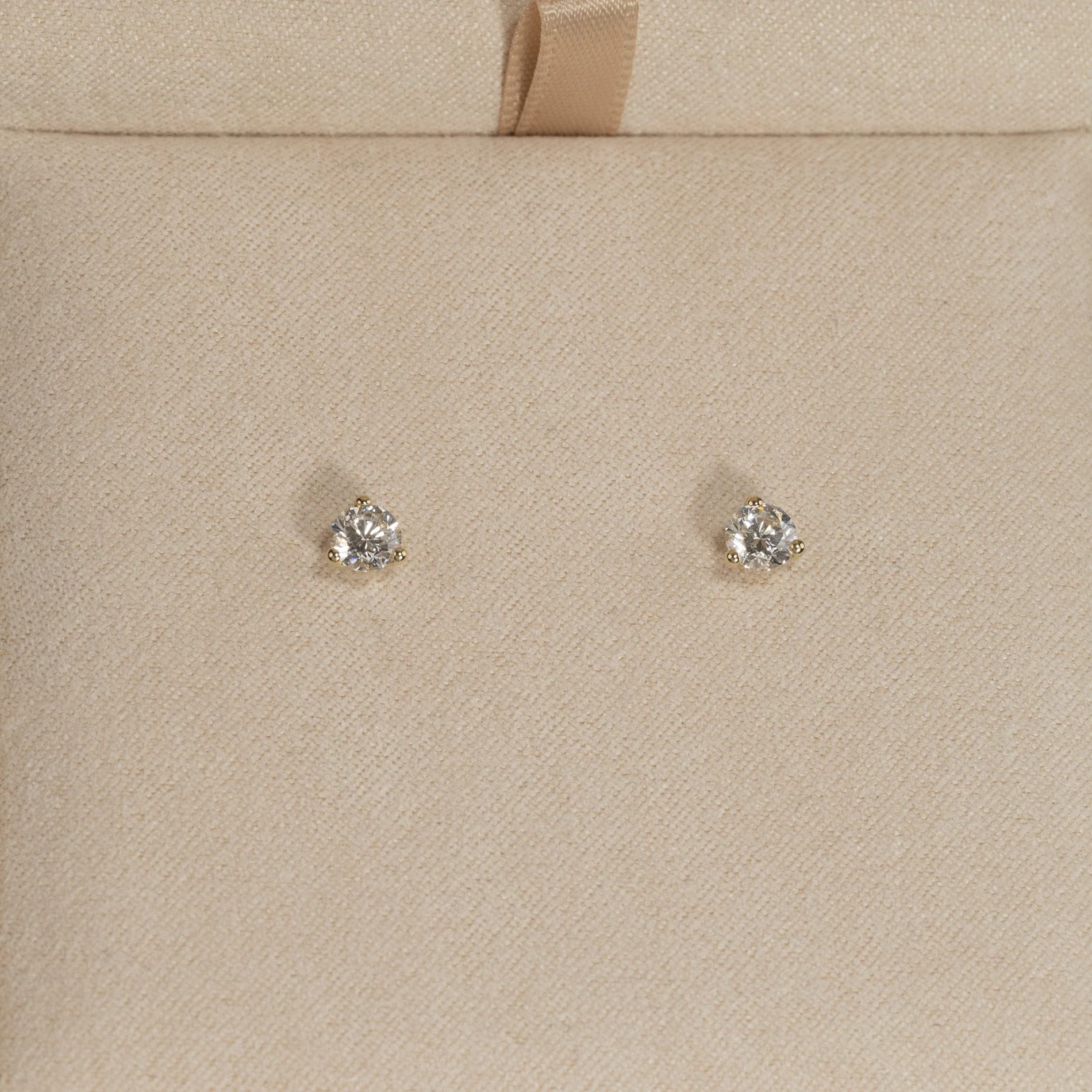 SIMPLE LAB-DIAMOND STUD EARRING - 0.75ct - YG - Image 4
