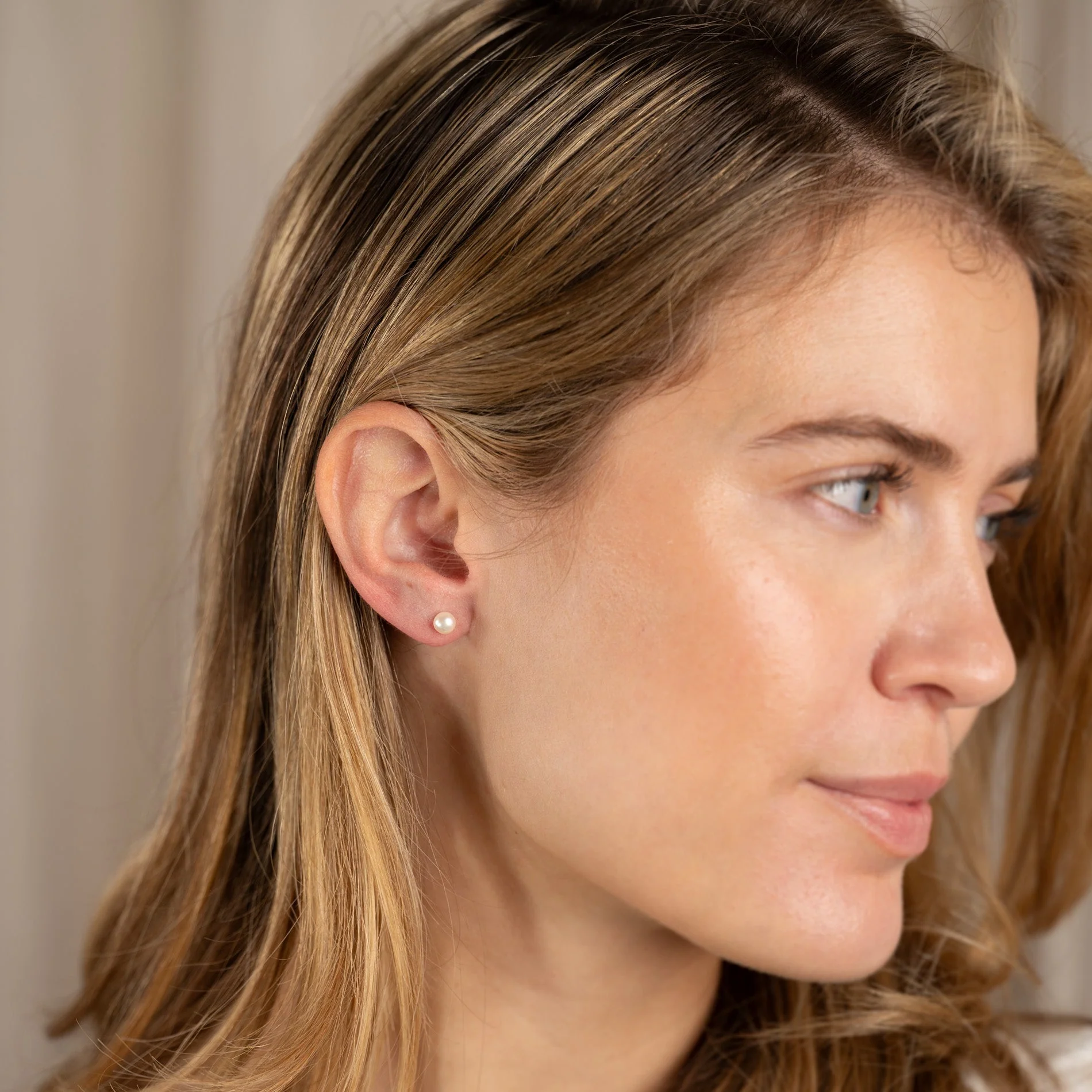SIMPLE WHITE PEARL GOLDEN STUD EARRING - Image 2