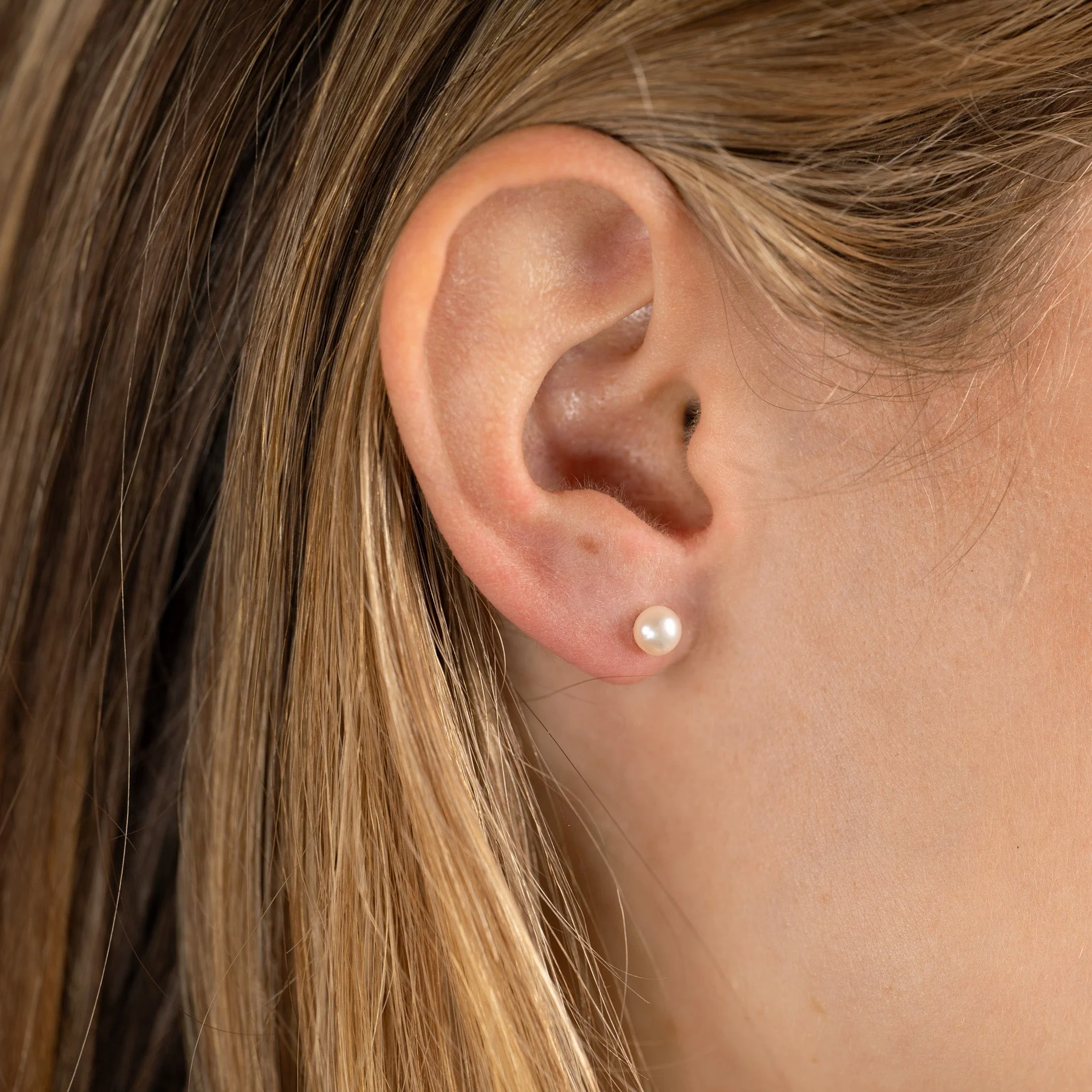 SIMPLE WHITE PEARL GOLDEN STUD EARRING - Image 4